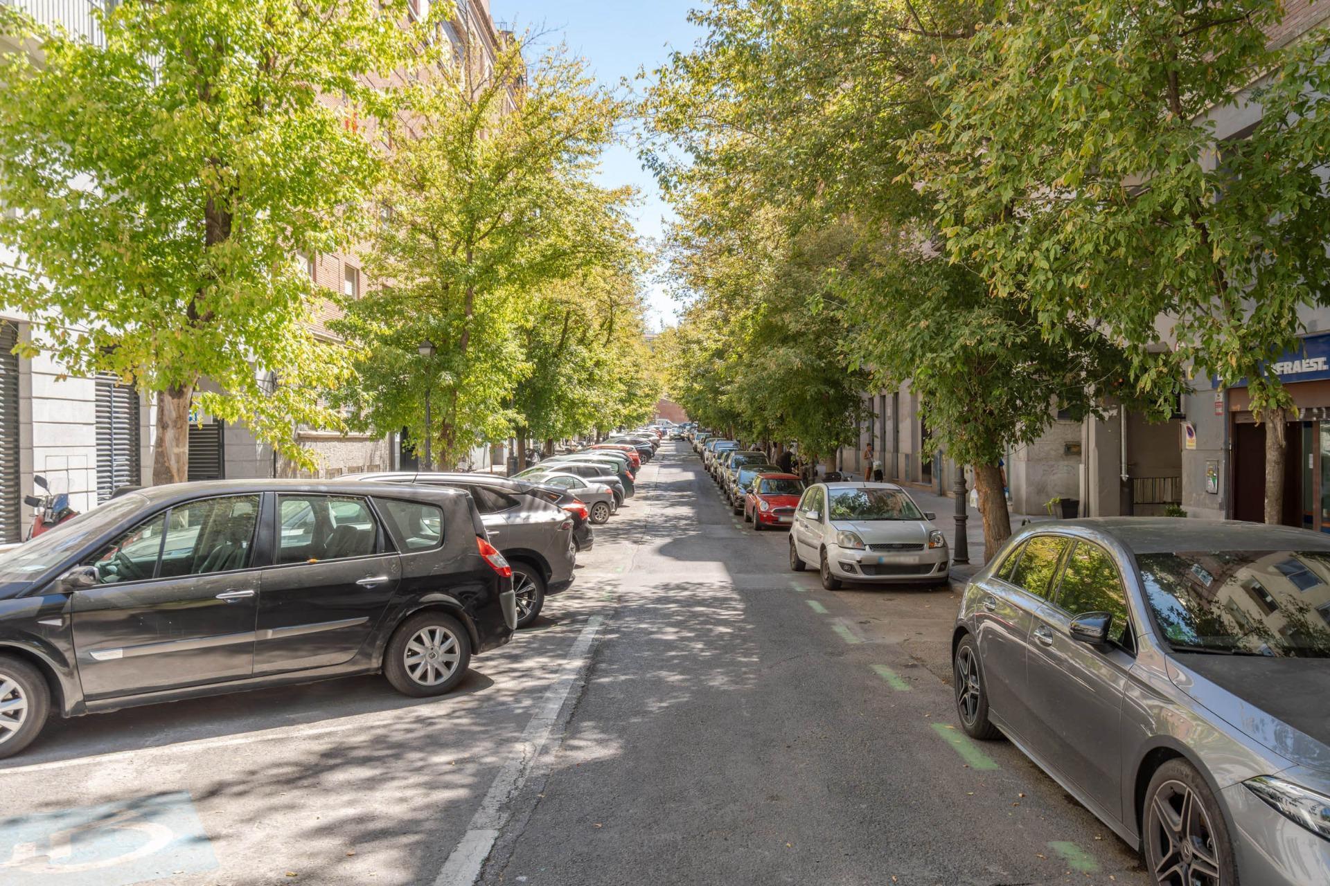 ^**^OFICINA CON POSIBILIDAD DE CAMBIO DE USO EN CALLE CADARSO^**^  Se ofrece magnífica oficina de más de 320 m² distribuidos en dos plantas, planta baja y semisótano, situada en la calle Cadarso,