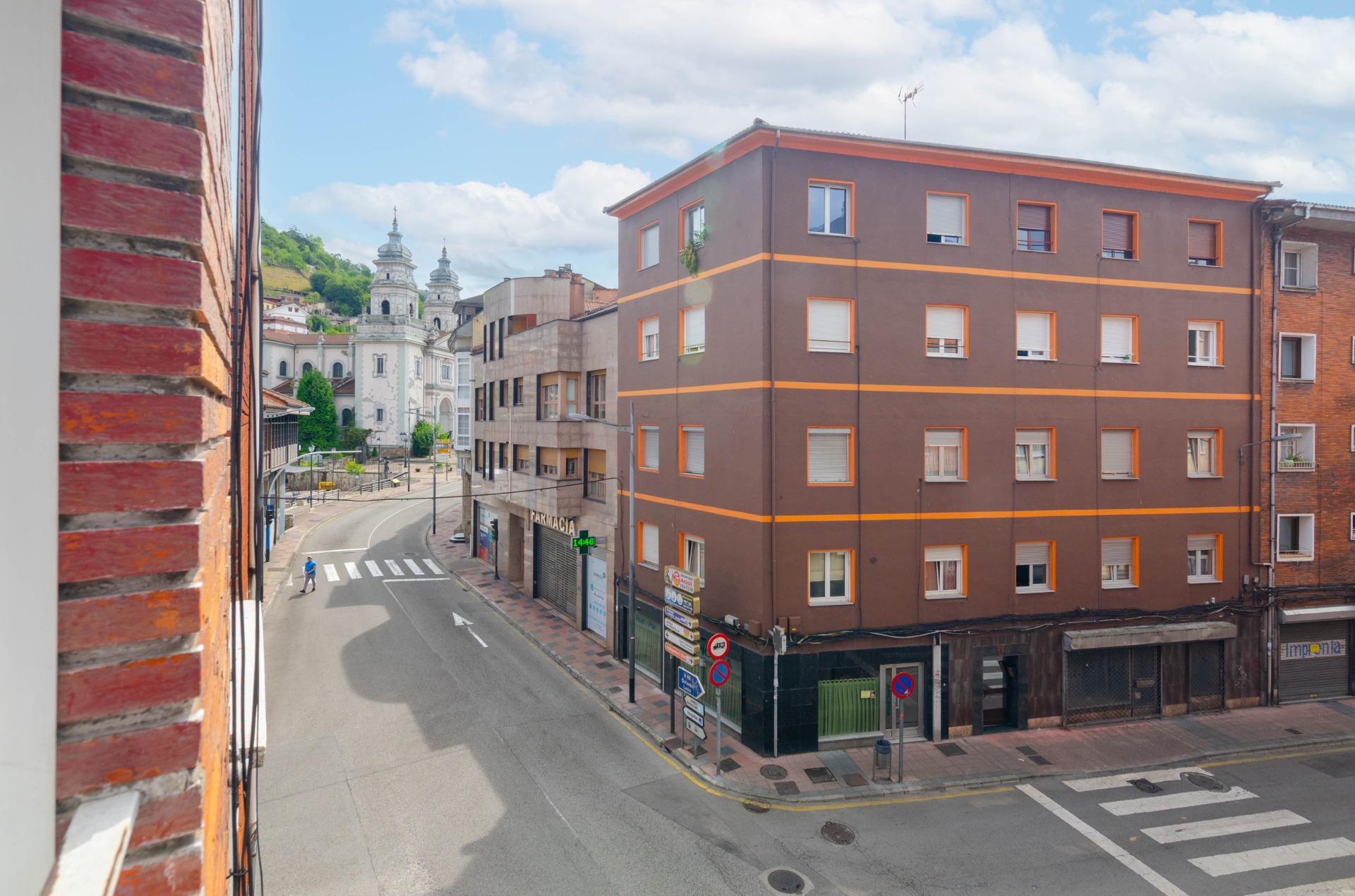 OPORTUNIDAD EN EL CENTRO DE MIERES PARA ENTRAR A VIVIR