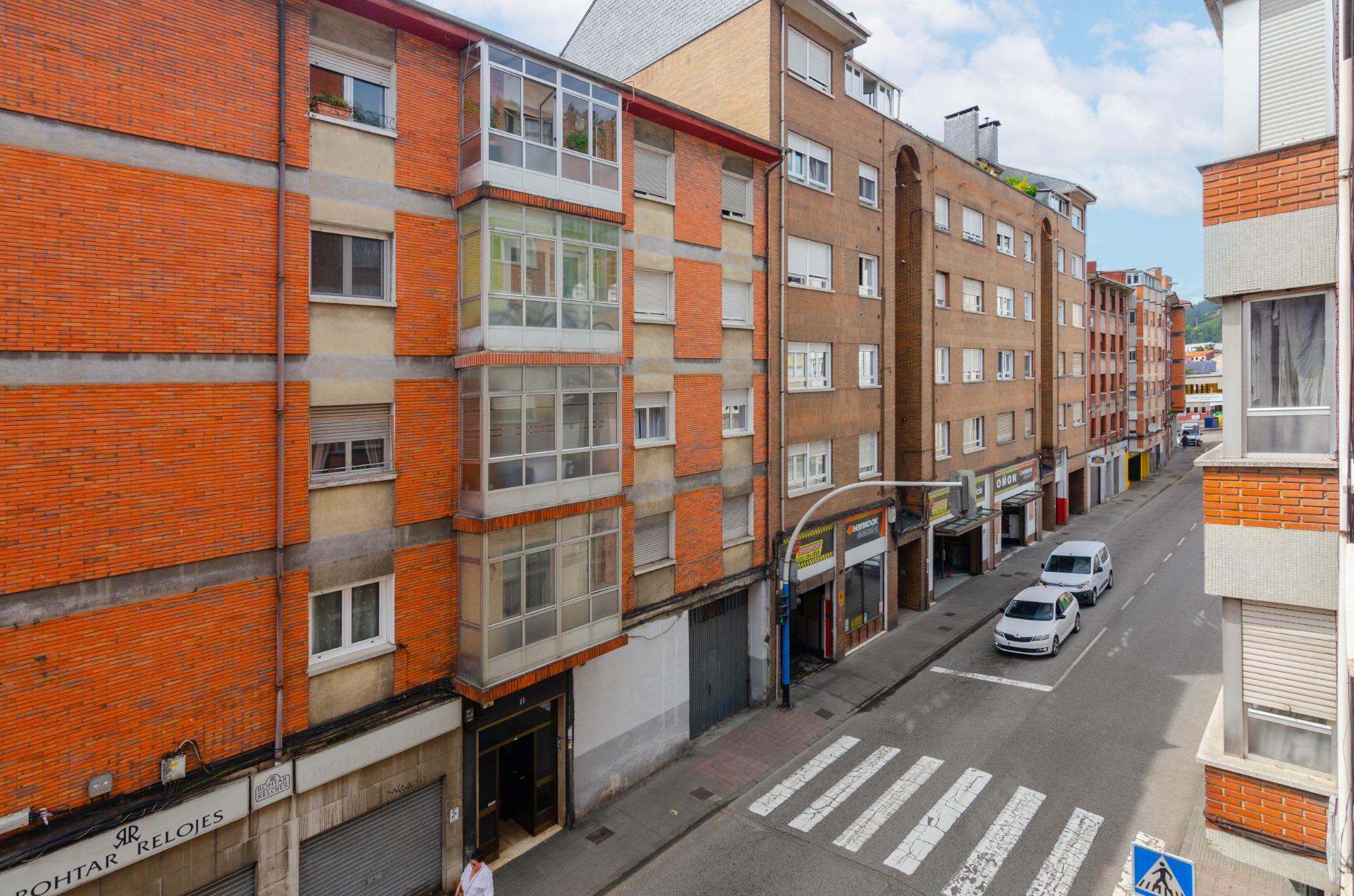 OPORTUNIDAD EN EL CENTRO DE MIERES PARA ENTRAR A VIVIR