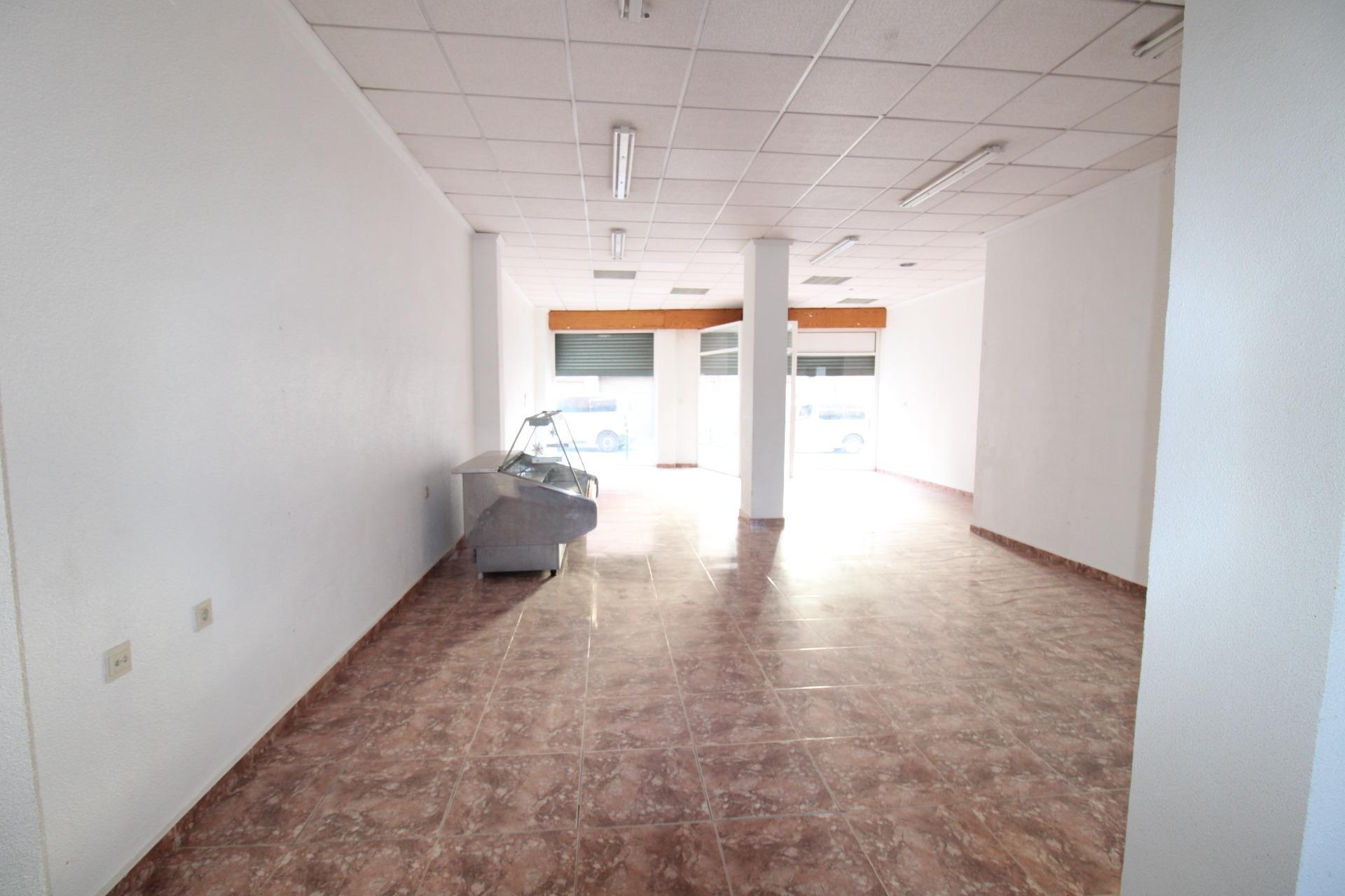 LOCAL CON PATIO CON POSIBILIDAD DE CAMBIO DE USO A VIVIENDA