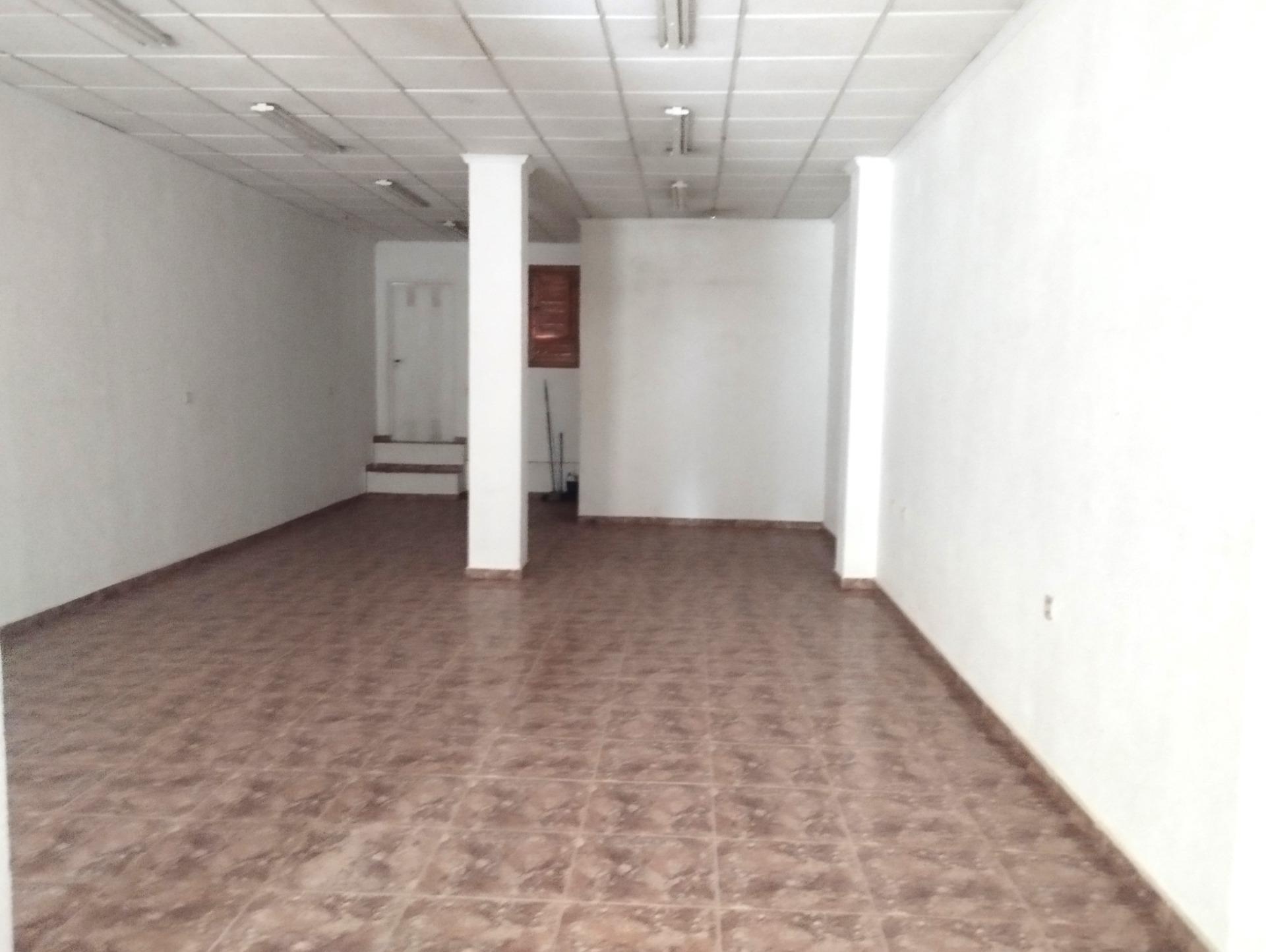 LOCAL CON PATIO CON POSIBILIDAD DE CAMBIO DE USO A VIVIENDA