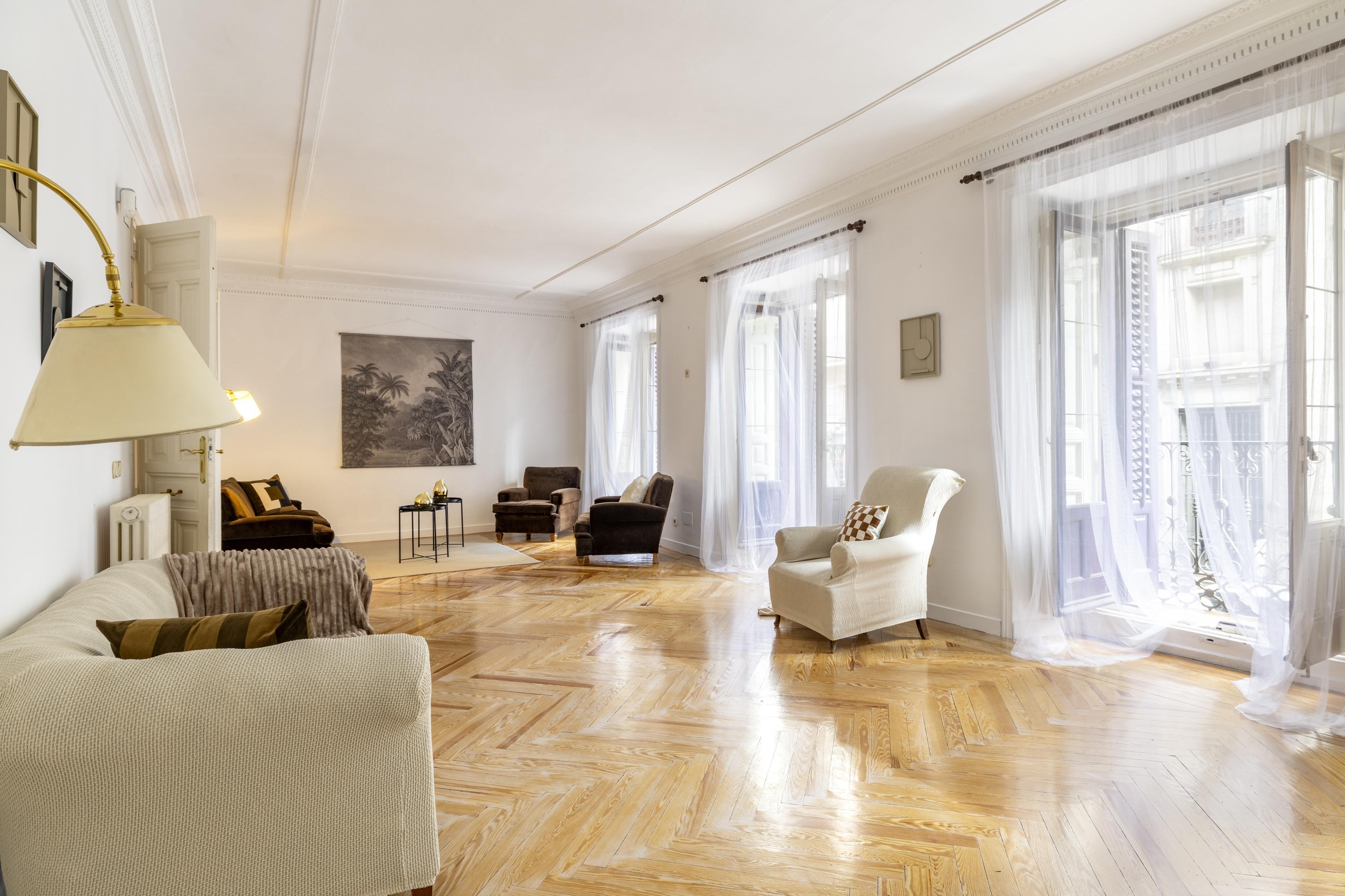Piso con vistas a la Catedral de San Isidro.