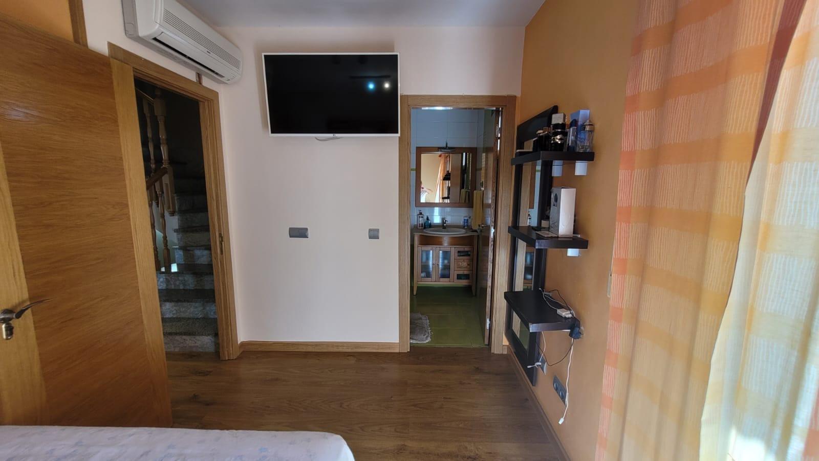 ¡OPORTUNIDAD CHALET ADOSADO EN TITULCIA!