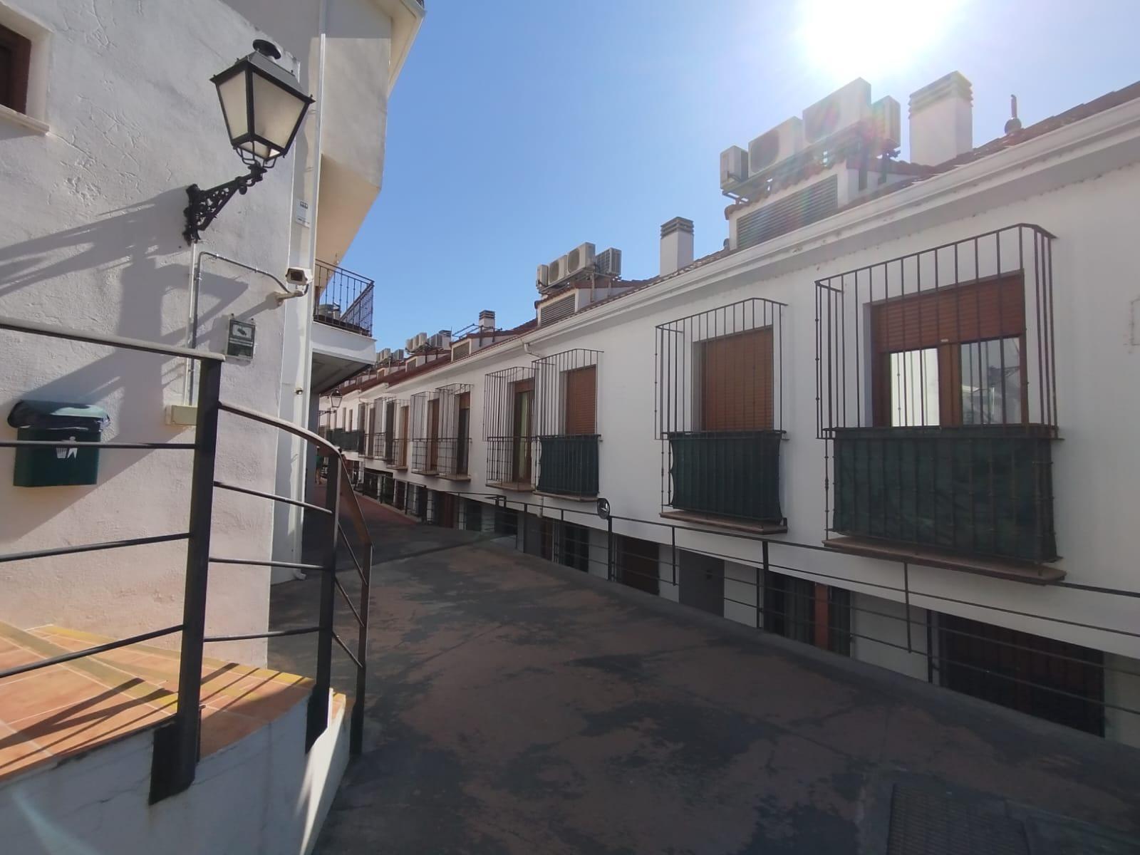 ¡OPORTUNIDAD CHALET ADOSADO EN TITULCIA!