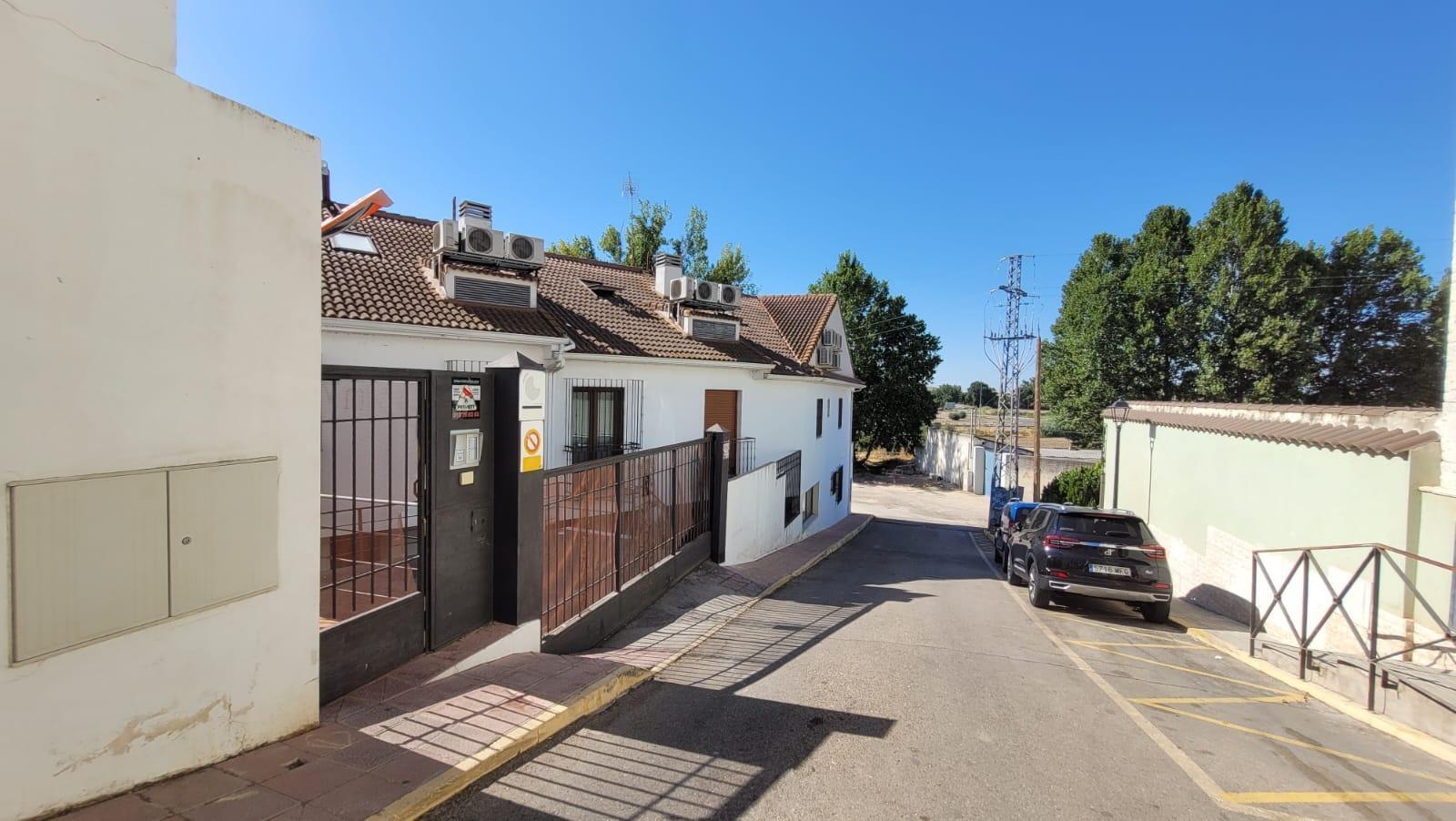 ¡OPORTUNIDAD CHALET ADOSADO EN TITULCIA!