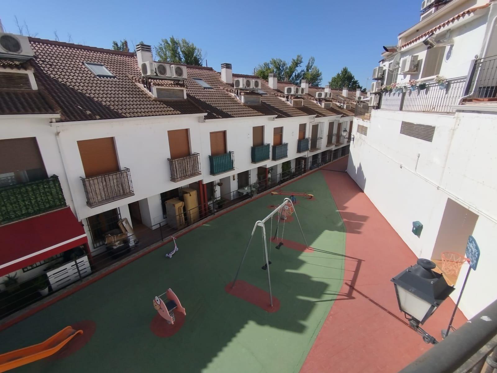 ¡OPORTUNIDAD CHALET ADOSADO EN TITULCIA!