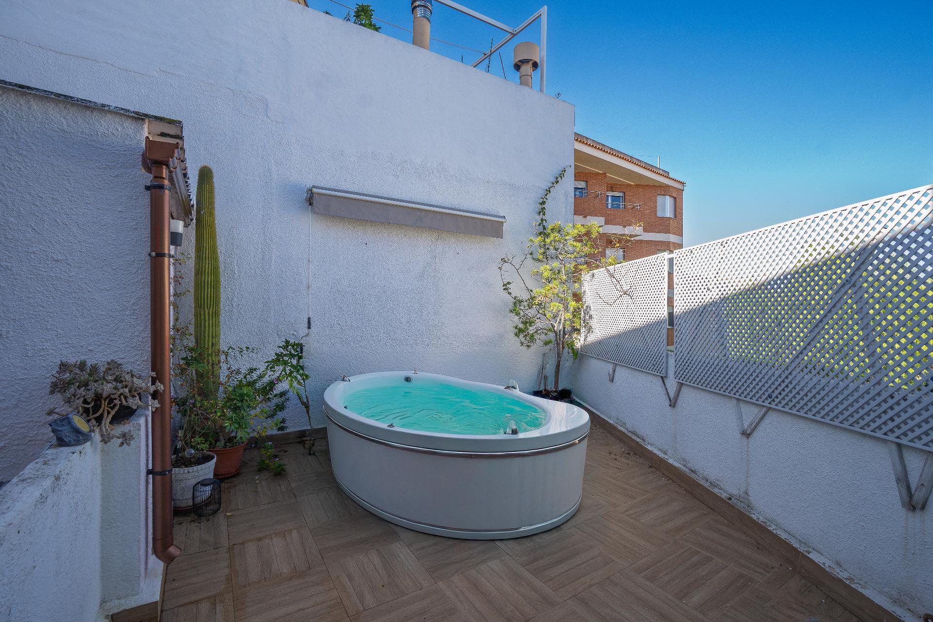 Amplio piso con jacuzzi y terraza en el centro de Vergel