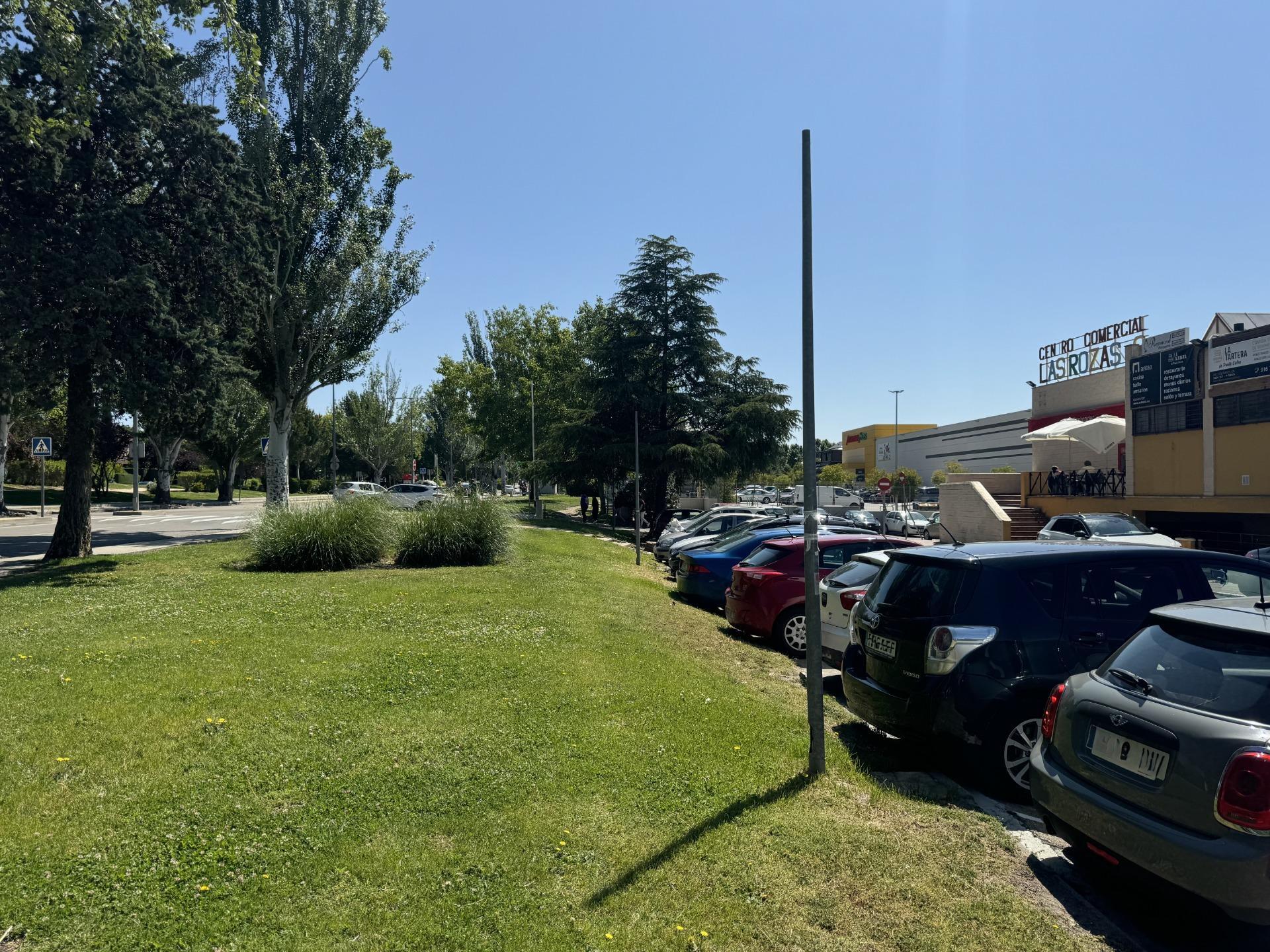 ^**^LOCAL EN ESQUINA CON TERRAZA EN RENTABILIDAD BRUTA DE 9.5%: ¡EL LUGAR IDEAL PARA TU NEGOCIO EN LAS ROZAS^**^ Presentamos un local comercial en una ubicación estratégica, situado en una de las e