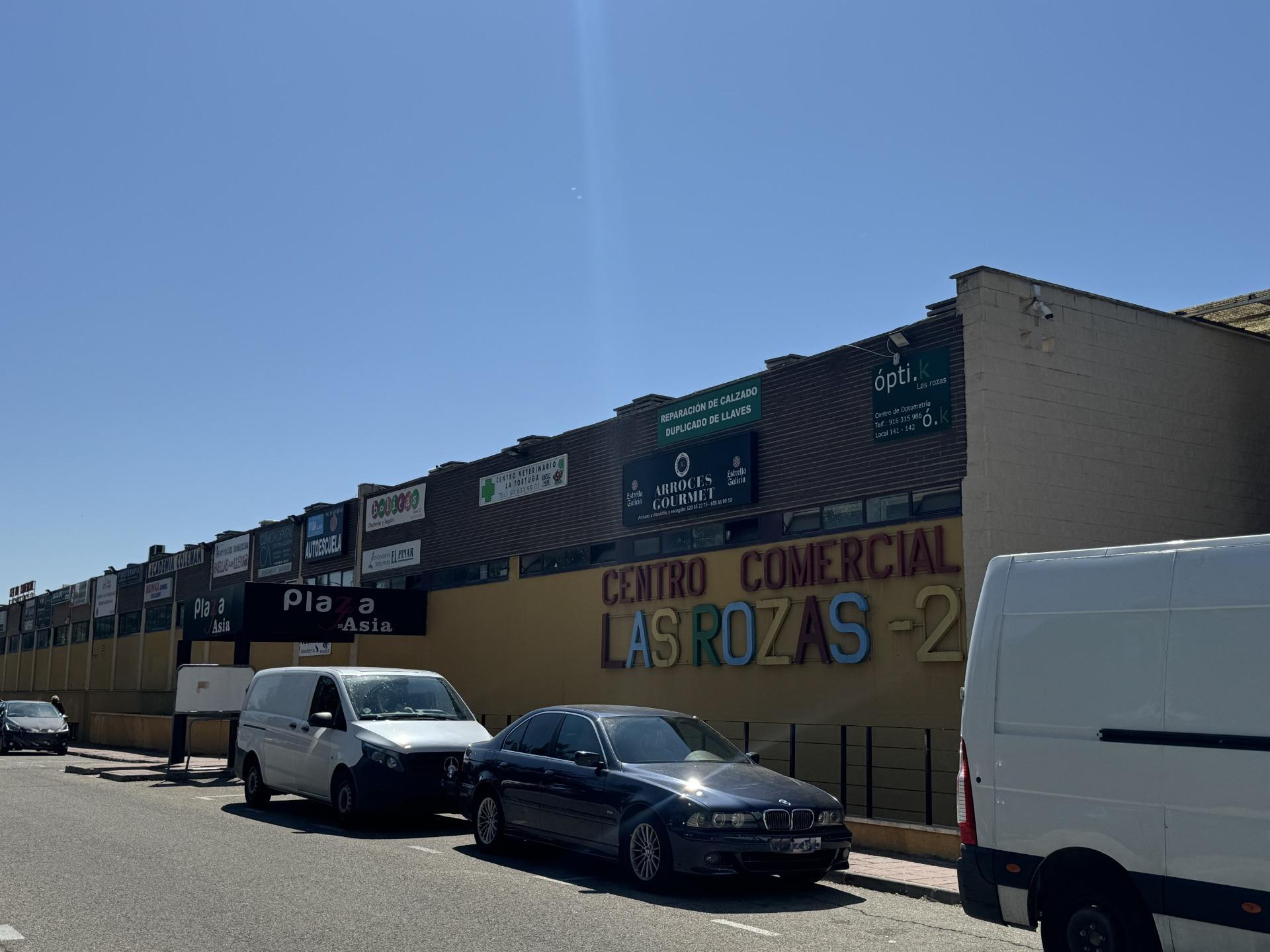 ^**^LOCAL EN ESQUINA CON TERRAZA EN RENTABILIDAD BRUTA DE 9.5%: ¡EL LUGAR IDEAL PARA TU NEGOCIO EN LAS ROZAS^**^ Presentamos un local comercial en una ubicación estratégica, situado en una de las e