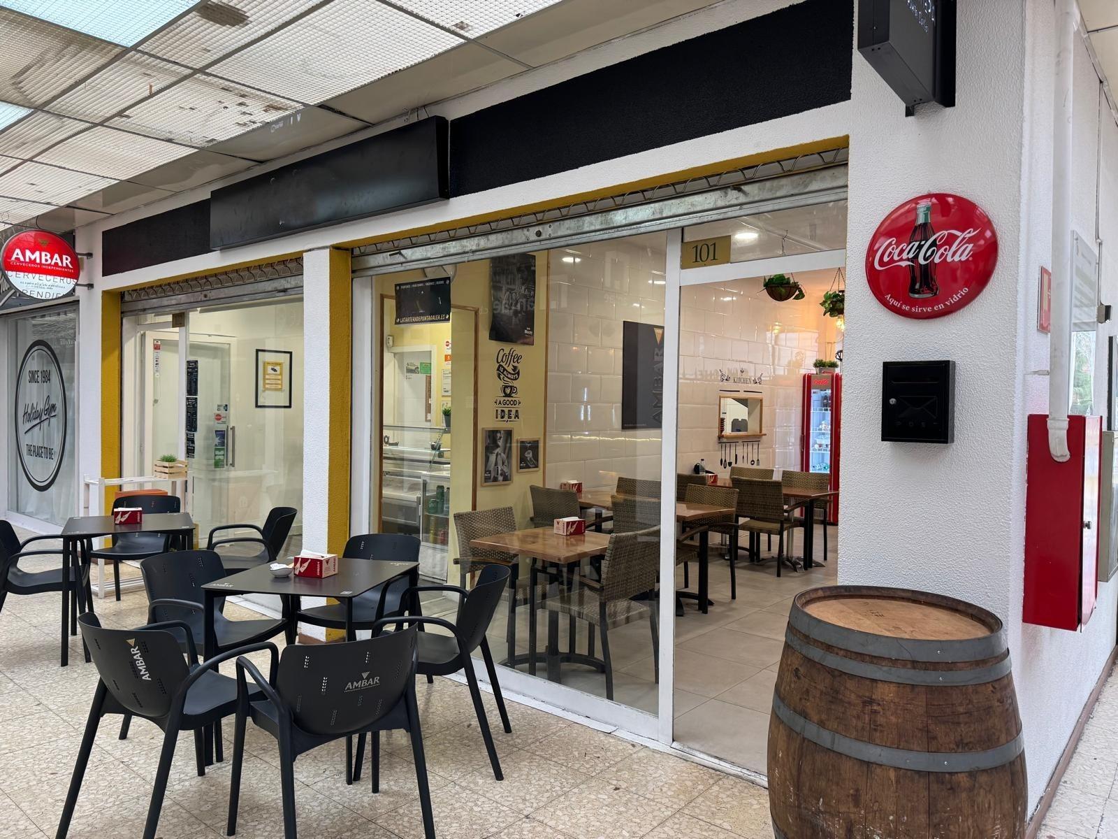 ^**^LOCAL EN ESQUINA CON TERRAZA EN RENTABILIDAD BRUTA DE 9.5%: ¡EL LUGAR IDEAL PARA TU NEGOCIO EN LAS ROZAS^**^ Presentamos un local comercial en una ubicación estratégica, situado en una de las e