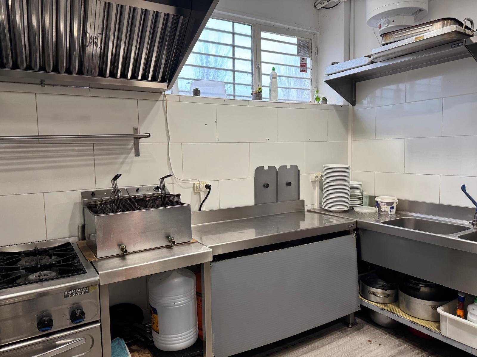 ^**^LOCAL EN ESQUINA CON TERRAZA EN RENTABILIDAD BRUTA DE 9.5%: ¡EL LUGAR IDEAL PARA TU NEGOCIO EN LAS ROZAS^**^ Presentamos un local comercial en una ubicación estratégica, situado en una de las e