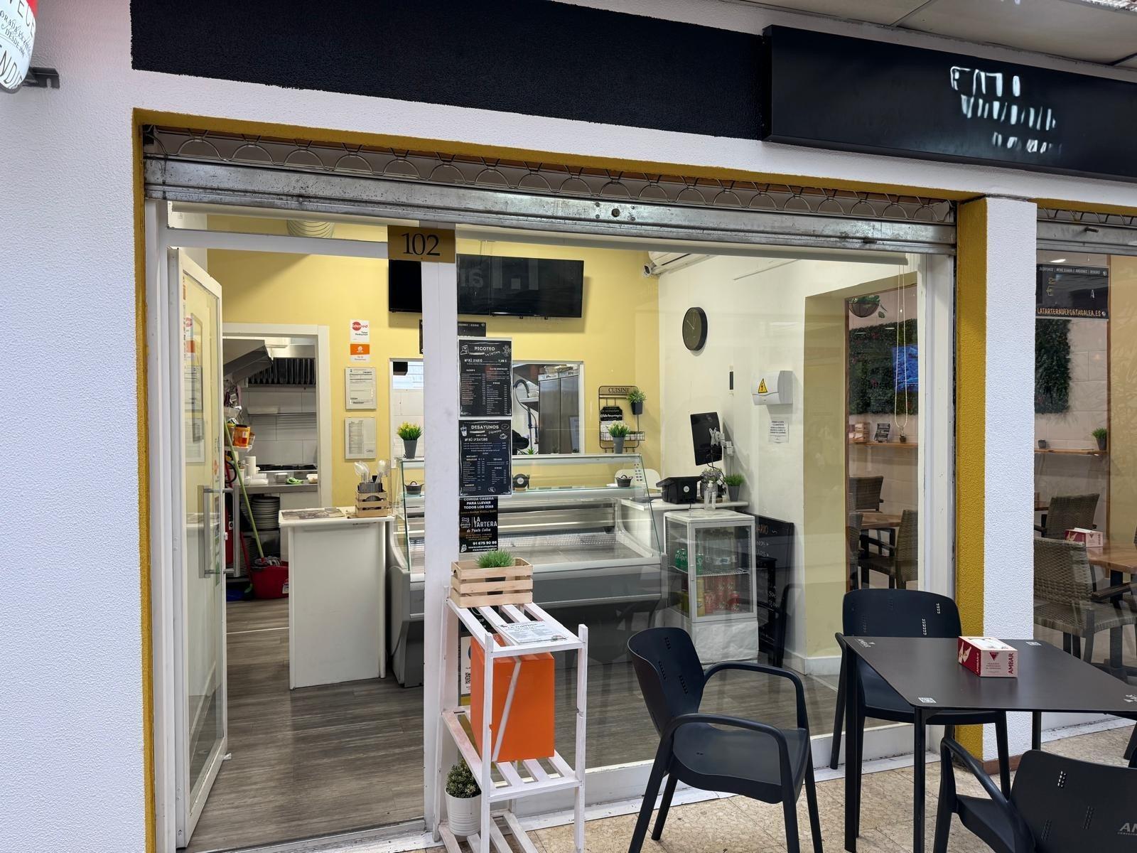 ^**^LOCAL EN ESQUINA CON TERRAZA EN RENTABILIDAD BRUTA DE 9.5%: ¡EL LUGAR IDEAL PARA TU NEGOCIO EN LAS ROZAS^**^ Presentamos un local comercial en una ubicación estratégica, situado en una de las e