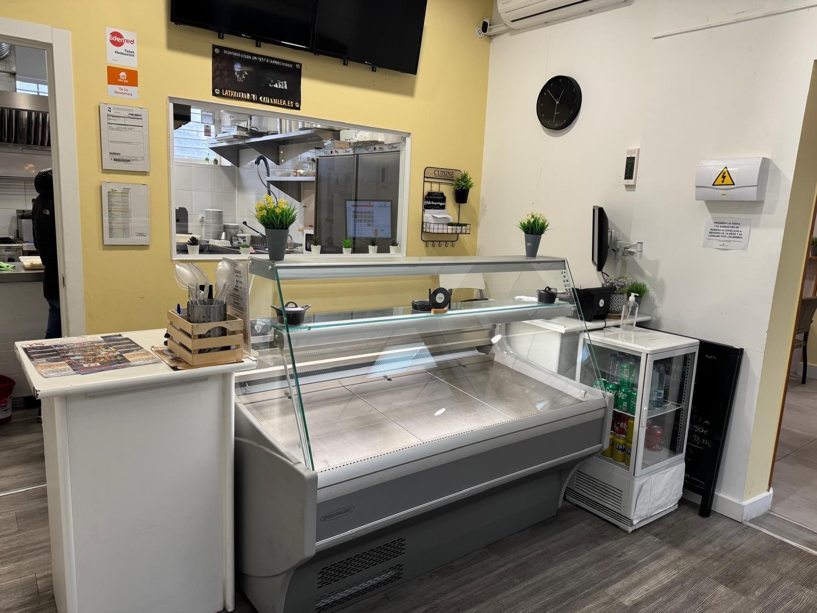 ^**^LOCAL EN ESQUINA CON TERRAZA EN RENTABILIDAD BRUTA DE 9.5%: ¡EL LUGAR IDEAL PARA TU NEGOCIO EN LAS ROZAS^**^ Presentamos un local comercial en una ubicación estratégica, situado en una de las e