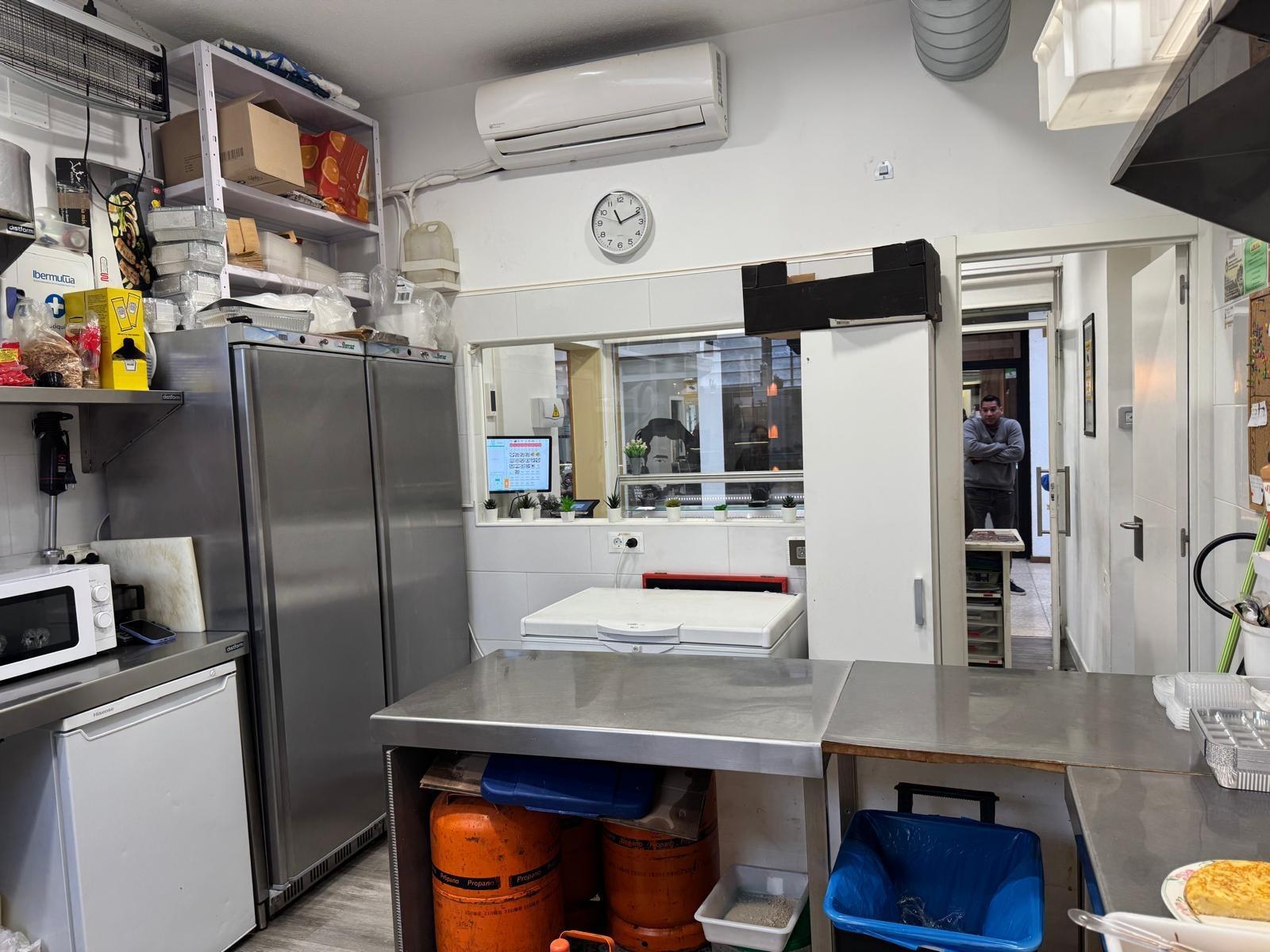 ^**^LOCAL EN ESQUINA CON TERRAZA EN RENTABILIDAD BRUTA DE 9.5%: ¡EL LUGAR IDEAL PARA TU NEGOCIO EN LAS ROZAS^**^ Presentamos un local comercial en una ubicación estratégica, situado en una de las e