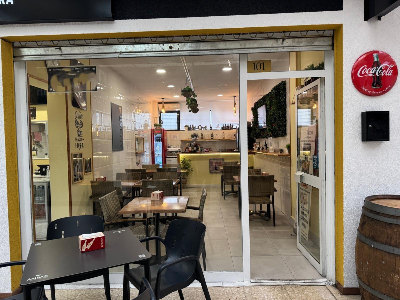 ^**^LOCAL EN ESQUINA CON TERRAZA EN RENTABILIDAD BRUTA DE 9.5%: ¡EL LUGAR IDEAL PARA TU NEGOCIO EN LAS ROZAS^**^ Presentamos un local comercial en una ubicación estratégica, situado en una de las e