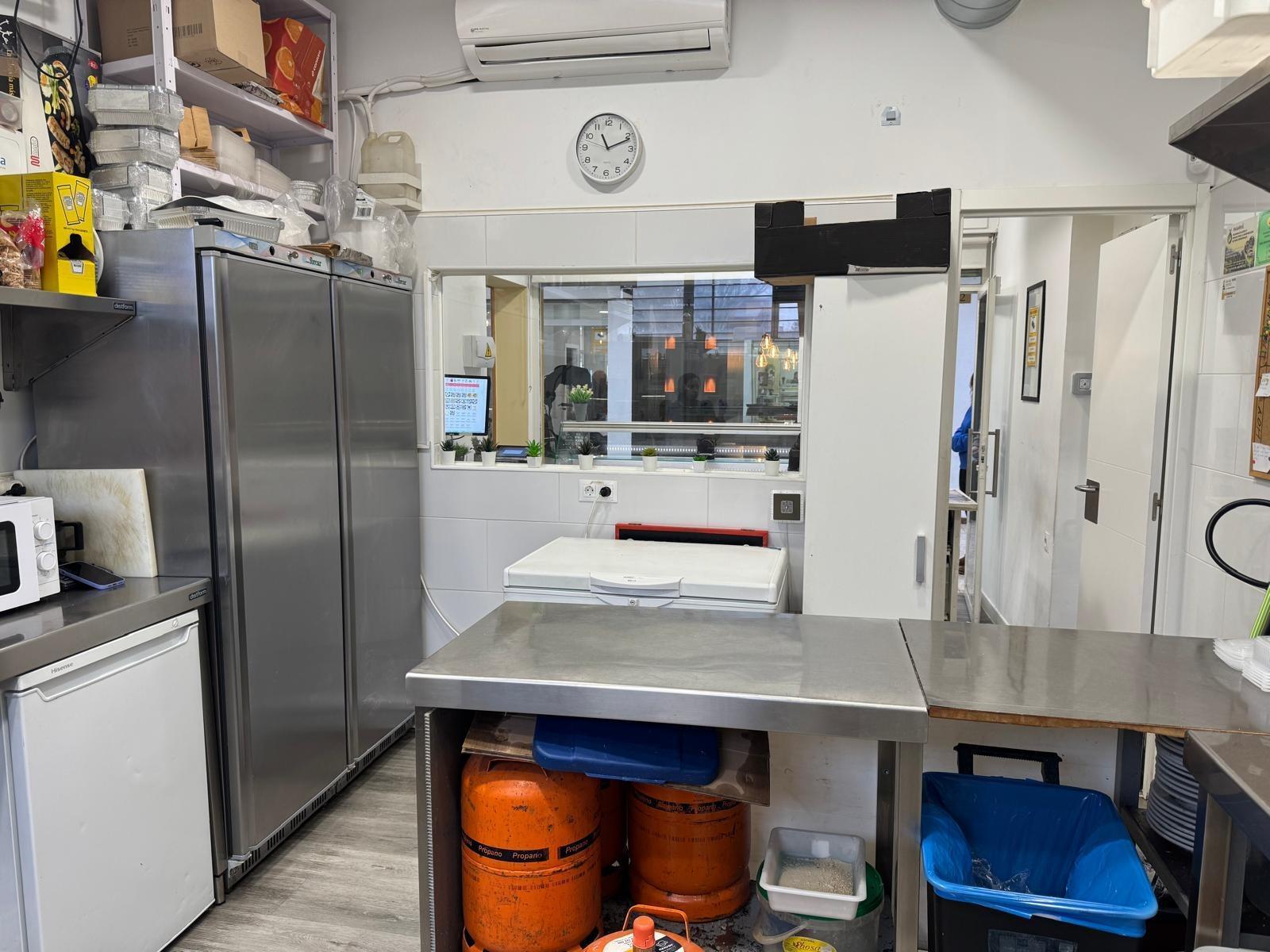 ^**^LOCAL EN ESQUINA CON TERRAZA EN RENTABILIDAD BRUTA DE 9.5%: ¡EL LUGAR IDEAL PARA TU NEGOCIO EN LAS ROZAS^**^ Presentamos un local comercial en una ubicación estratégica, situado en una de las e