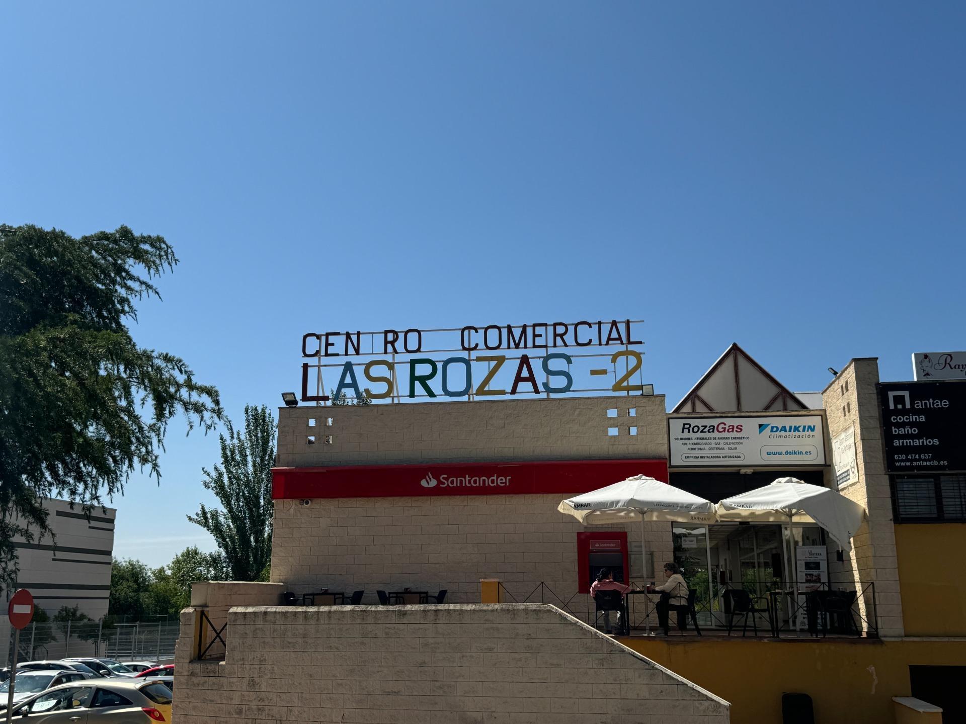 ^**^LOCAL EN ESQUINA CON TERRAZA EN RENTABILIDAD BRUTA DE 9.5%: ¡EL LUGAR IDEAL PARA TU NEGOCIO EN LAS ROZAS^**^ Presentamos un local comercial en una ubicación estratégica, situado en una de las e