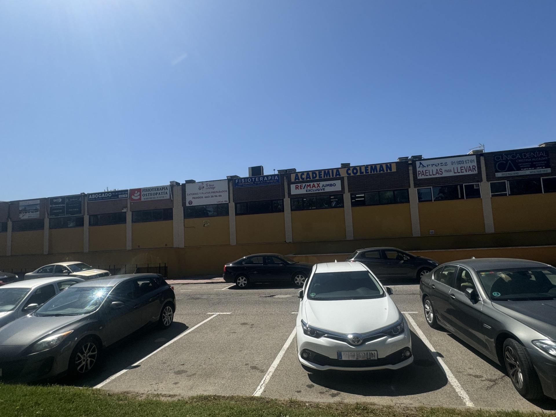 ^**^LOCAL EN ESQUINA CON TERRAZA EN RENTABILIDAD BRUTA DE 9.5%: ¡EL LUGAR IDEAL PARA TU NEGOCIO EN LAS ROZAS^**^ Presentamos un local comercial en una ubicación estratégica, situado en una de las e