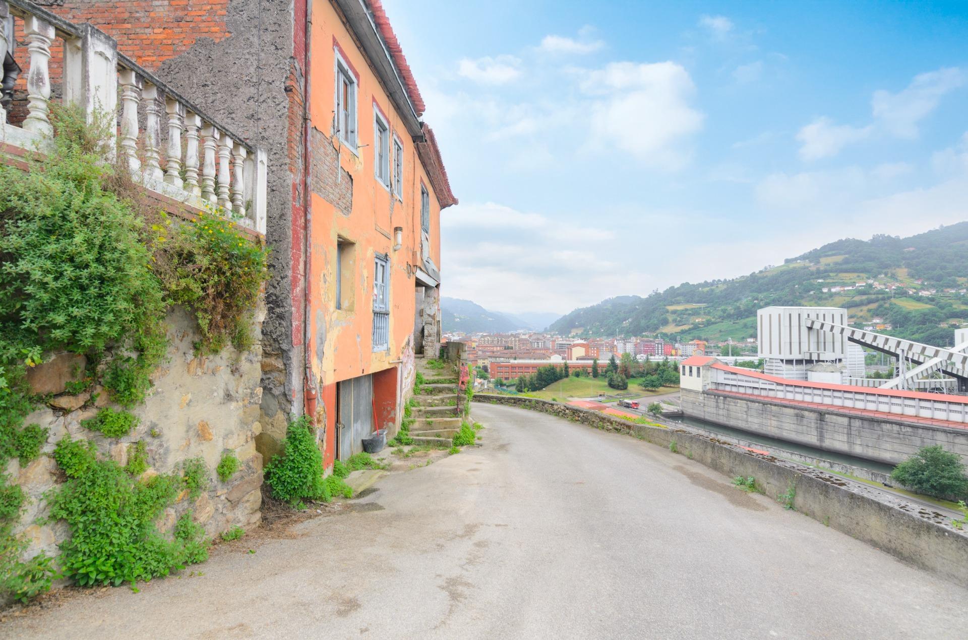 CASA PARA REHABILITAR EN MIERES NEGOCIABLE