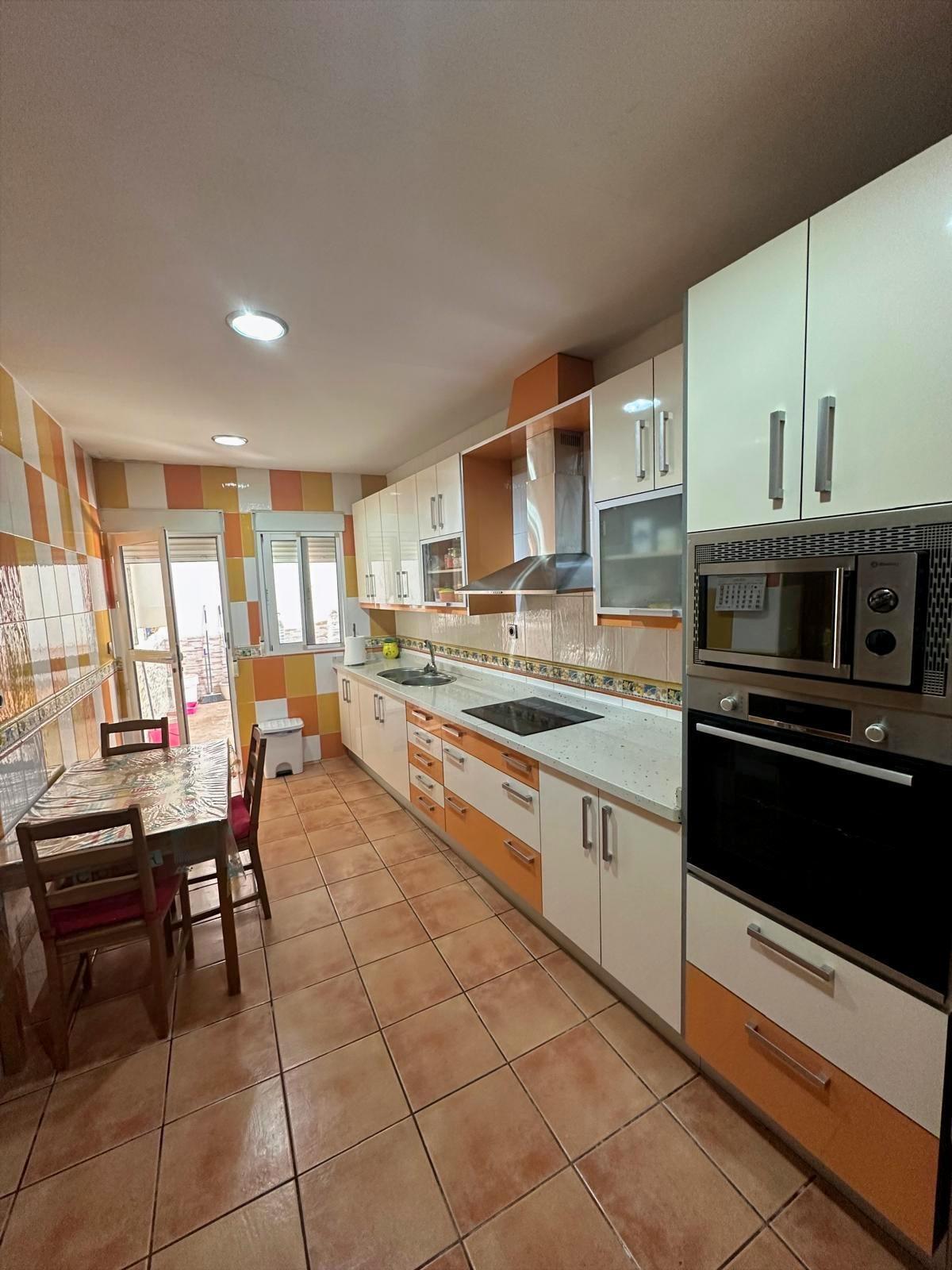 Casa 700m en avenida principal El Puntal