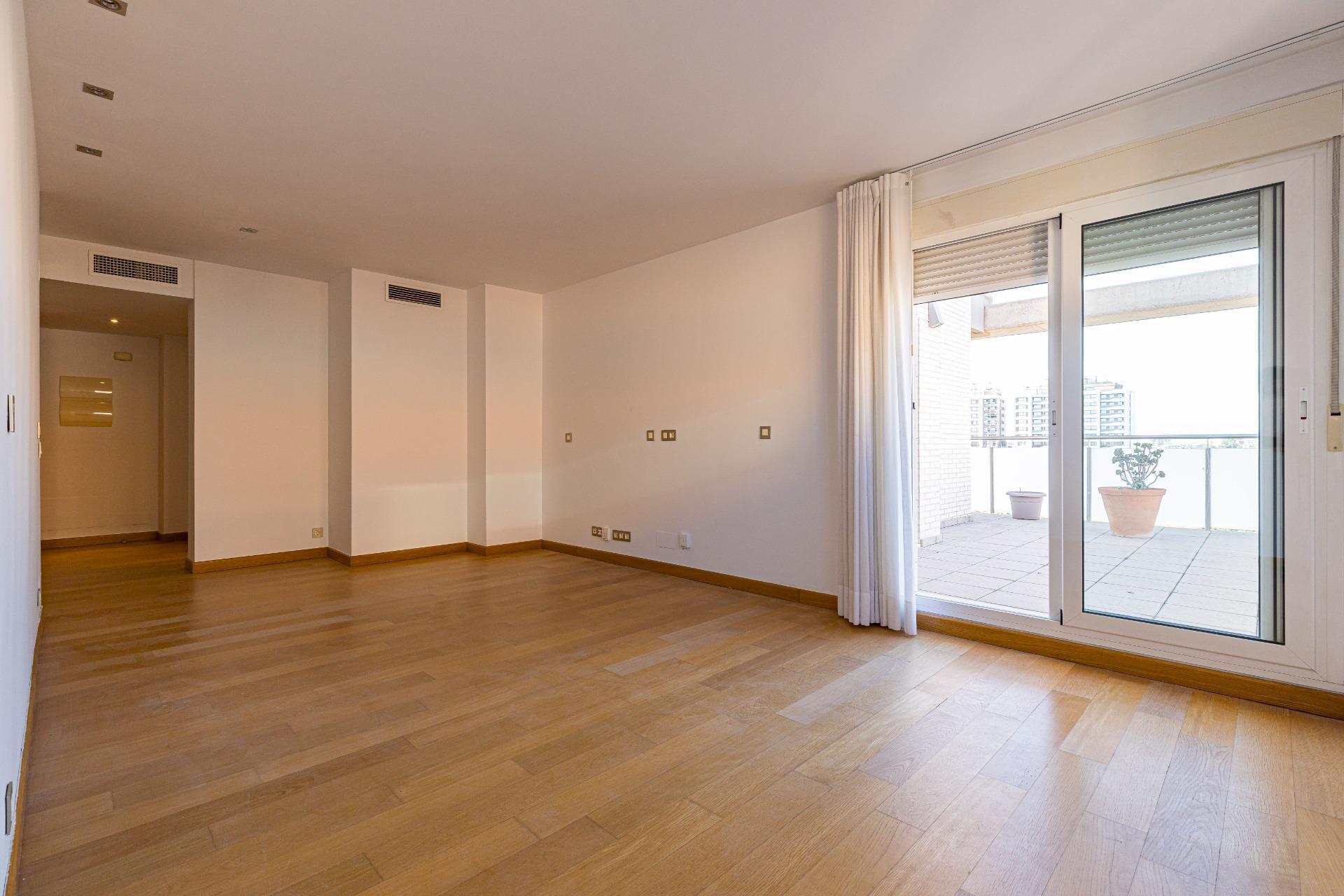 Piso en Juan de Borbón con 2 parking y 2 trasteros