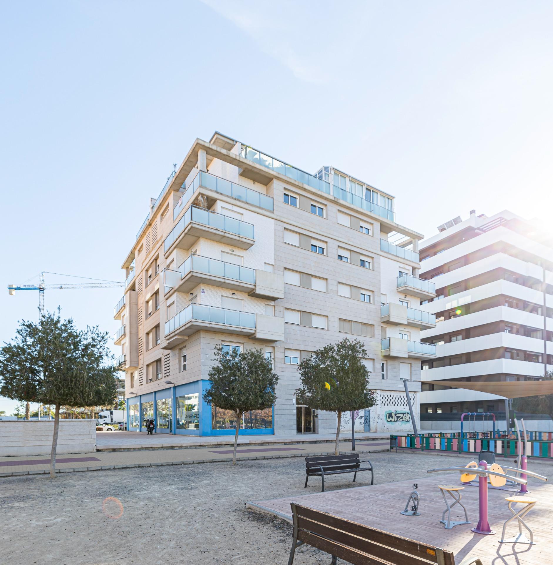Piso en Juan de Borbón con 2 parking y 2 trasteros