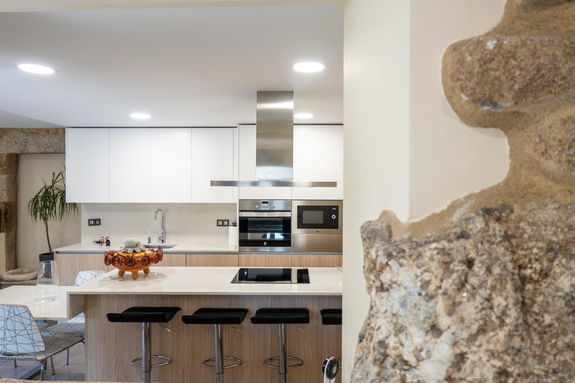 Casa de piedra reformada con jardín frente al puente romano de Cernadela (Mondariz)