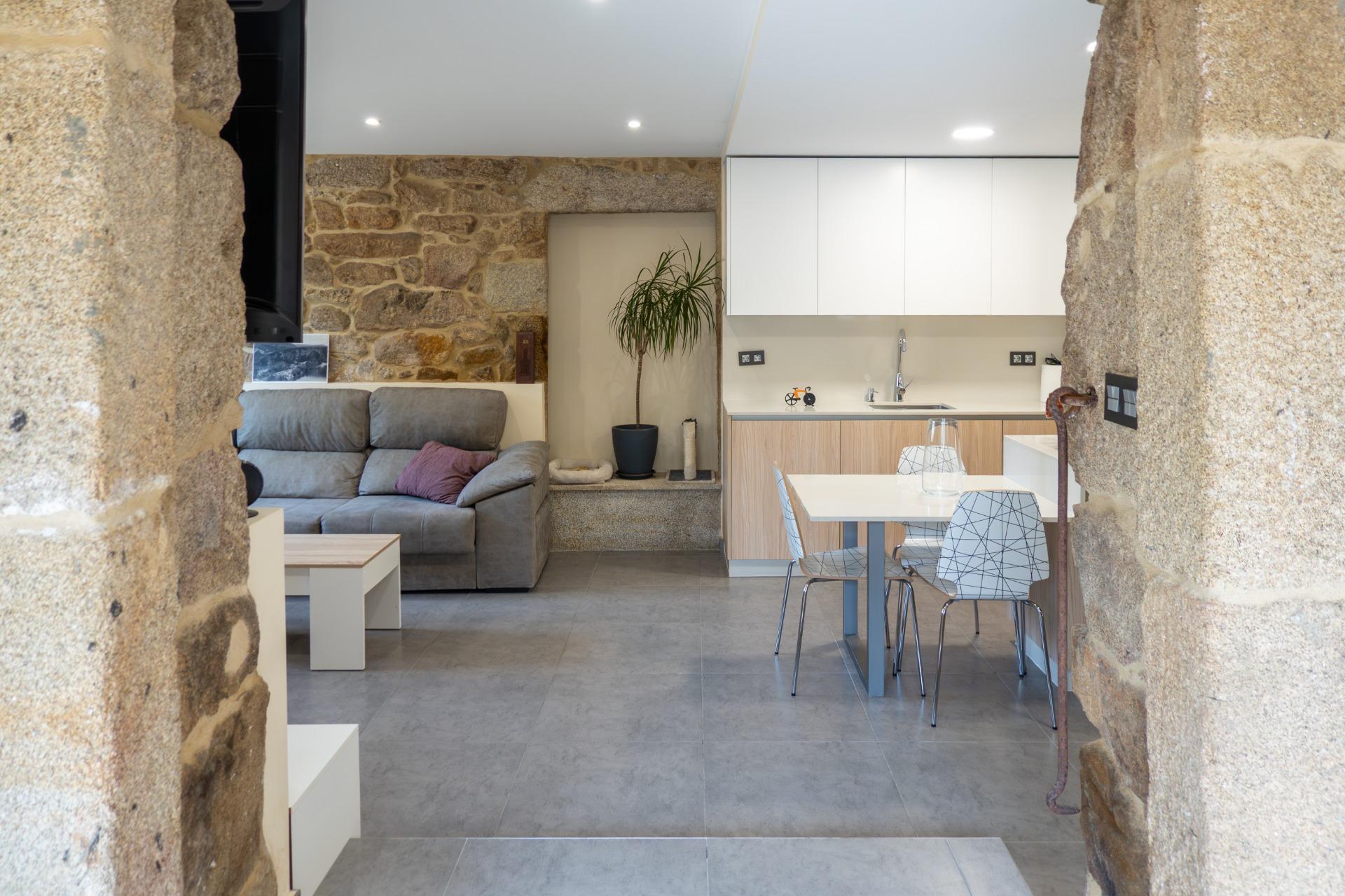 Casa de piedra reformada con jardín frente al puente romano de Cernadela (Mondariz)