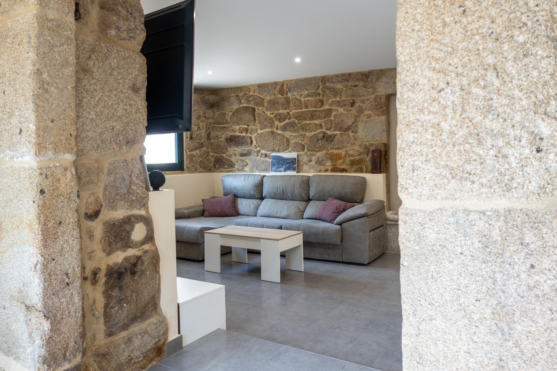 Casa de piedra reformada con jardín frente al puente romano de Cernadela (Mondariz)