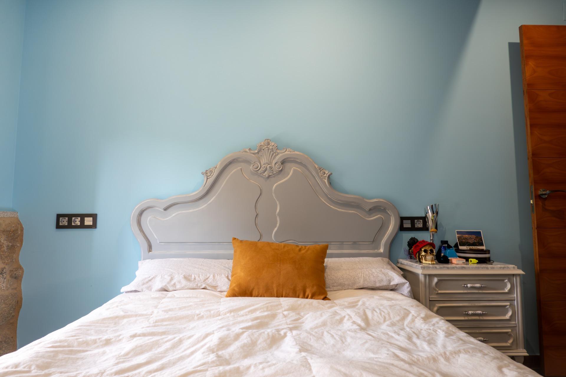 Casa de piedra reformada con jardín frente al puente romano de Cernadela (Mondariz)