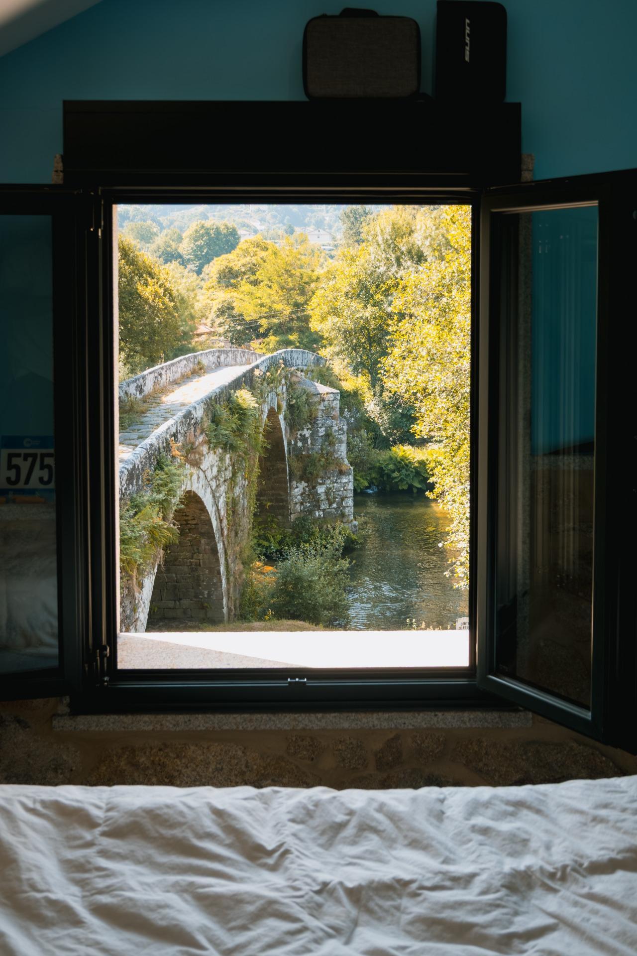 Casa de piedra reformada con jardín frente al puente romano de Cernadela (Mondariz)