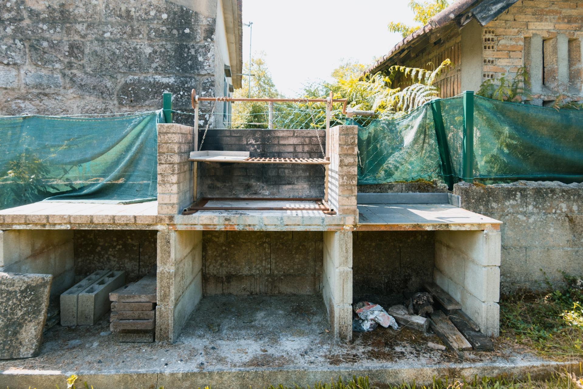 Casa de piedra reformada con jardín frente al puente romano de Cernadela (Mondariz)