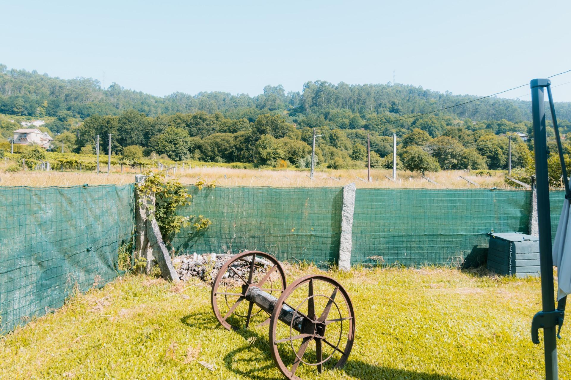 Casa de piedra reformada con jardín frente al puente romano de Cernadela (Mondariz)