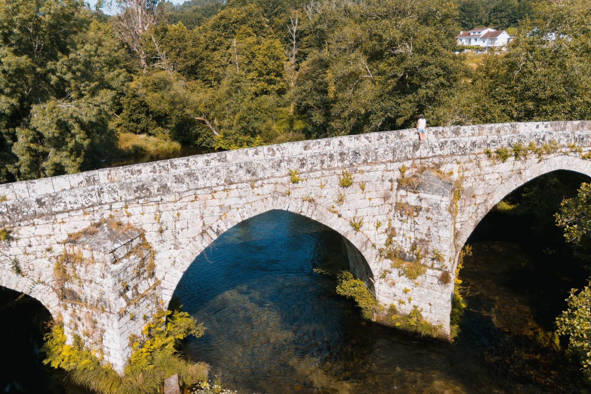 Casa de piedra reformada con jardín frente al puente romano de Cernadela (Mondariz)
