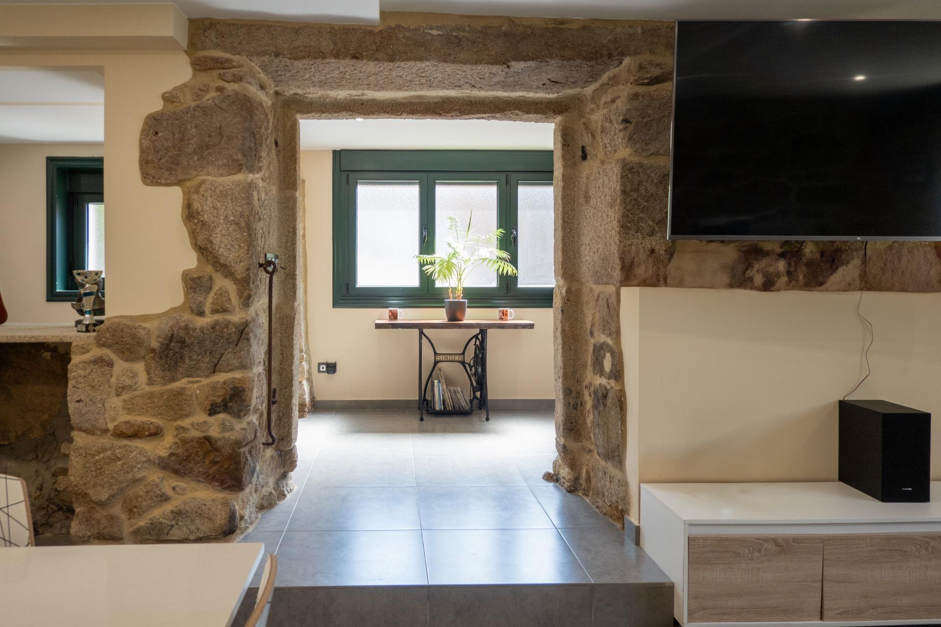 Casa de piedra reformada con jardín frente al puente romano de Cernadela (Mondariz)