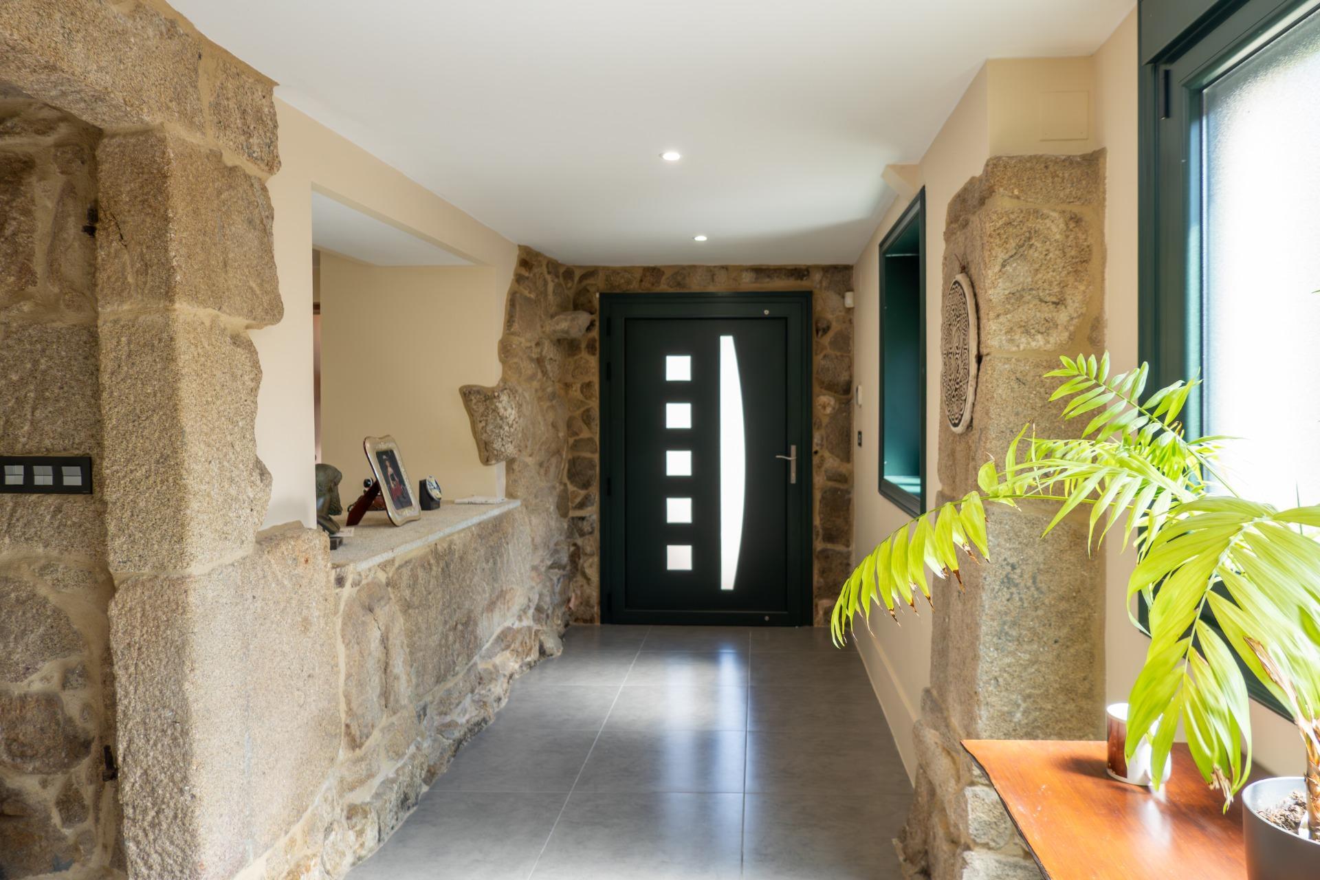 Casa de piedra reformada con jardín frente al puente romano de Cernadela (Mondariz)