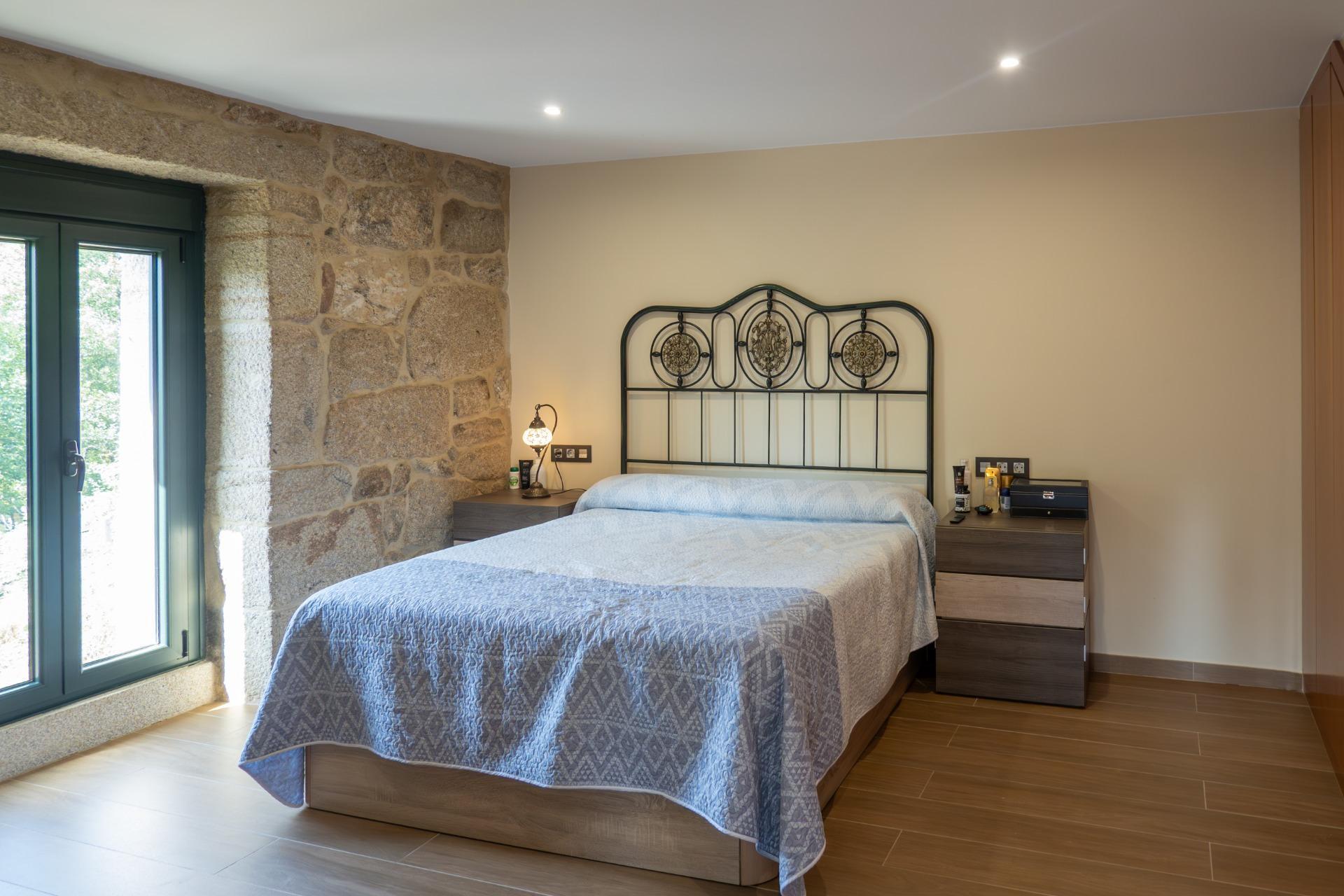 Casa de piedra reformada con jardín frente al puente romano de Cernadela (Mondariz)