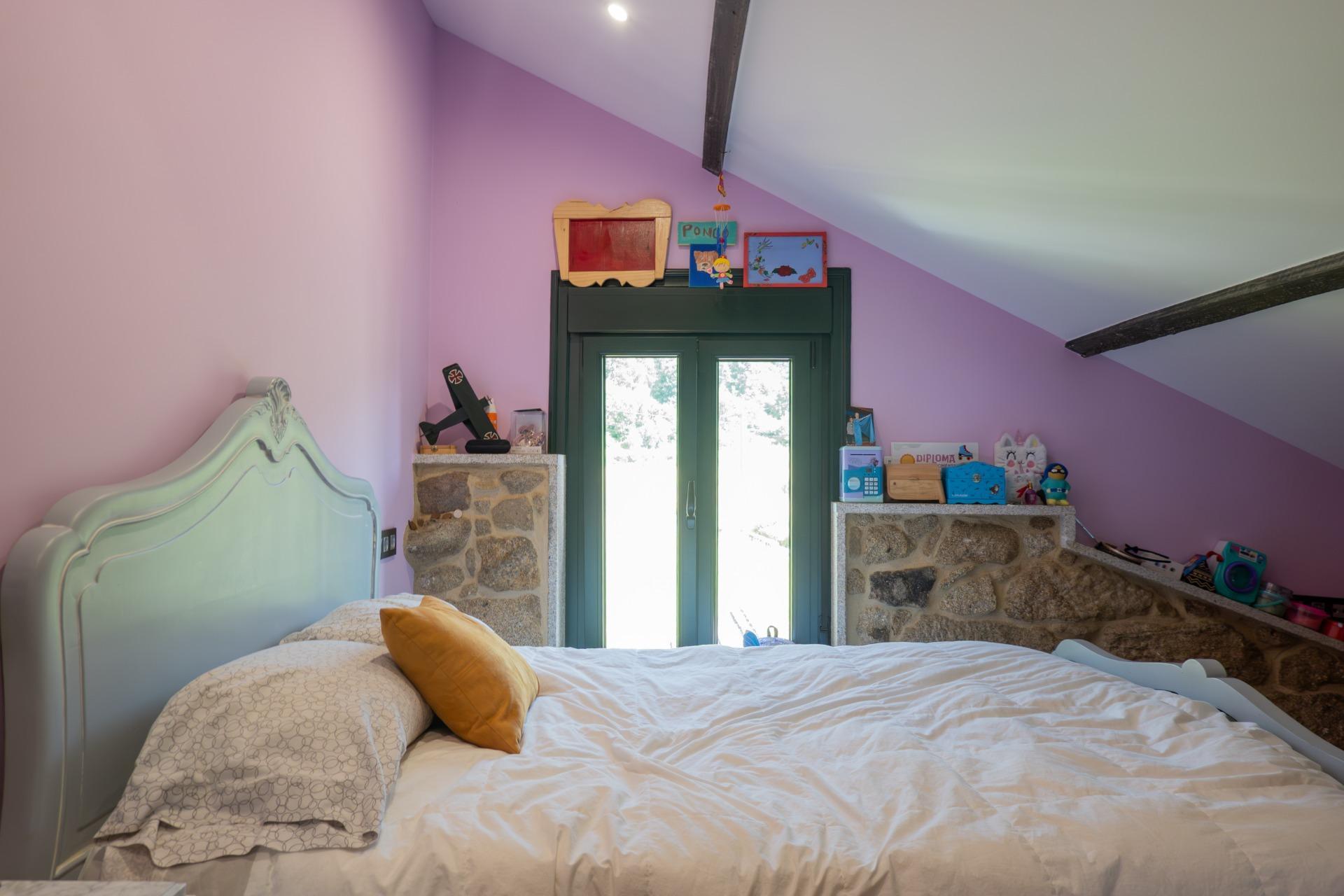 Casa de piedra reformada con jardín frente al puente romano de Cernadela (Mondariz)