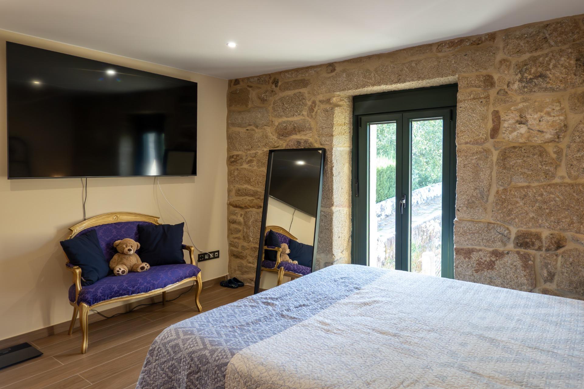 Casa de piedra reformada con jardín frente al puente romano de Cernadela (Mondariz)