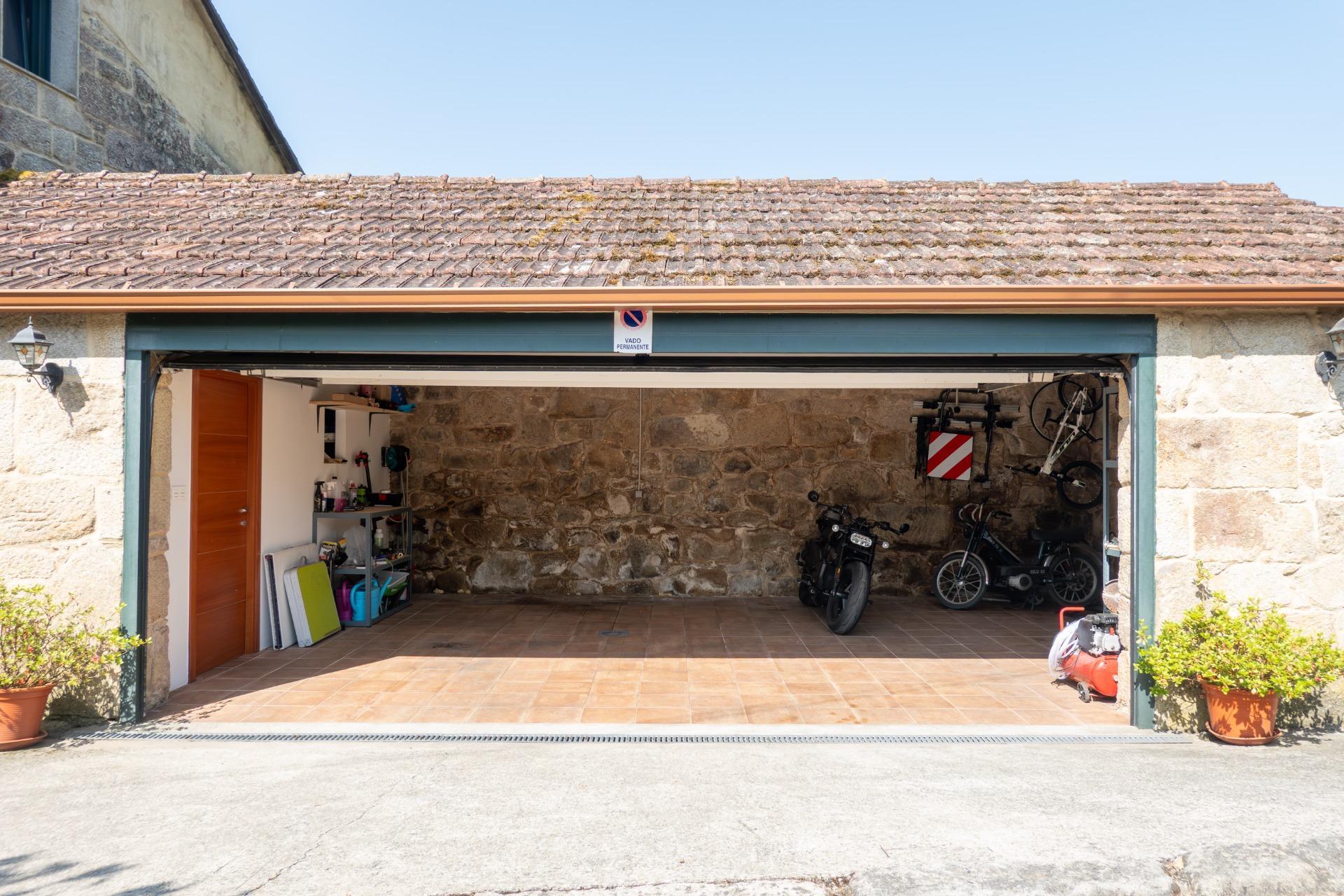 Casa de piedra reformada con jardín frente al puente romano de Cernadela (Mondariz)
