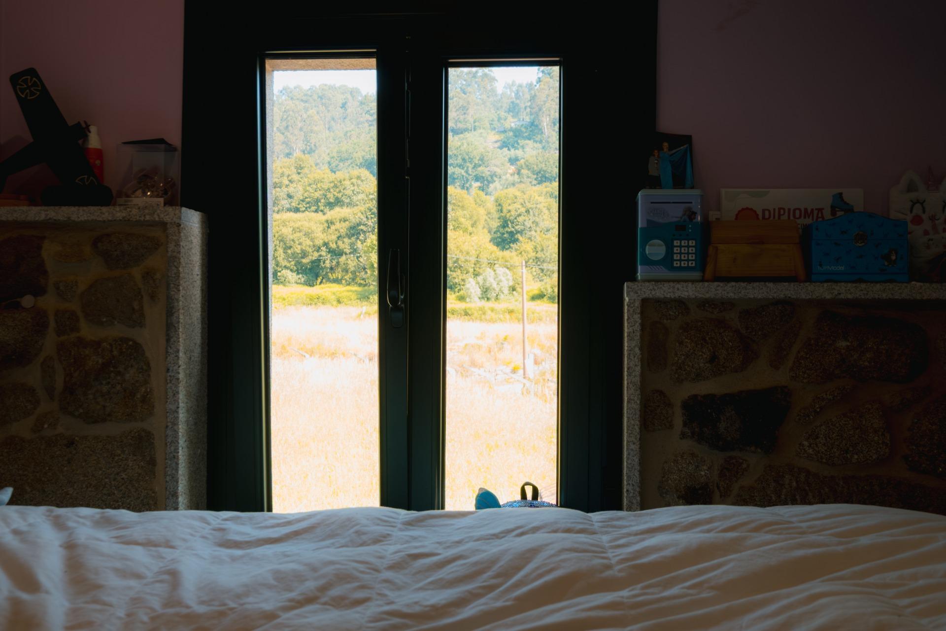 Casa de piedra reformada con jardín frente al puente romano de Cernadela (Mondariz)