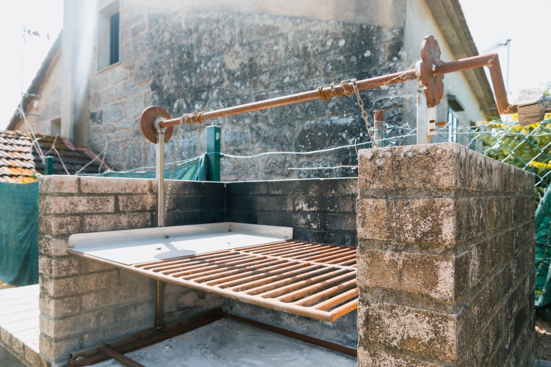 Casa de piedra reformada con jardín frente al puente romano de Cernadela (Mondariz)