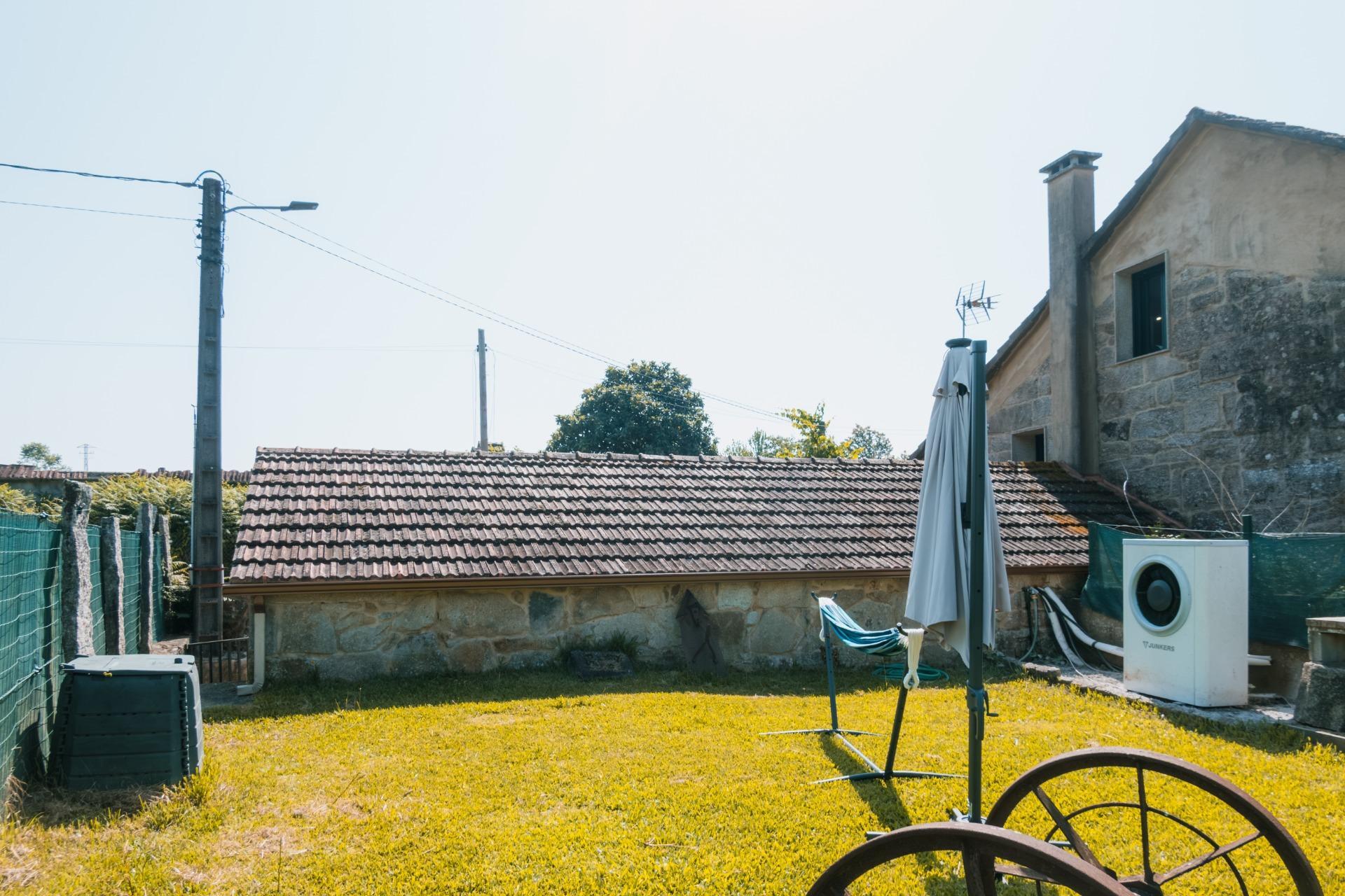 Casa de piedra reformada con jardín frente al puente romano de Cernadela (Mondariz)