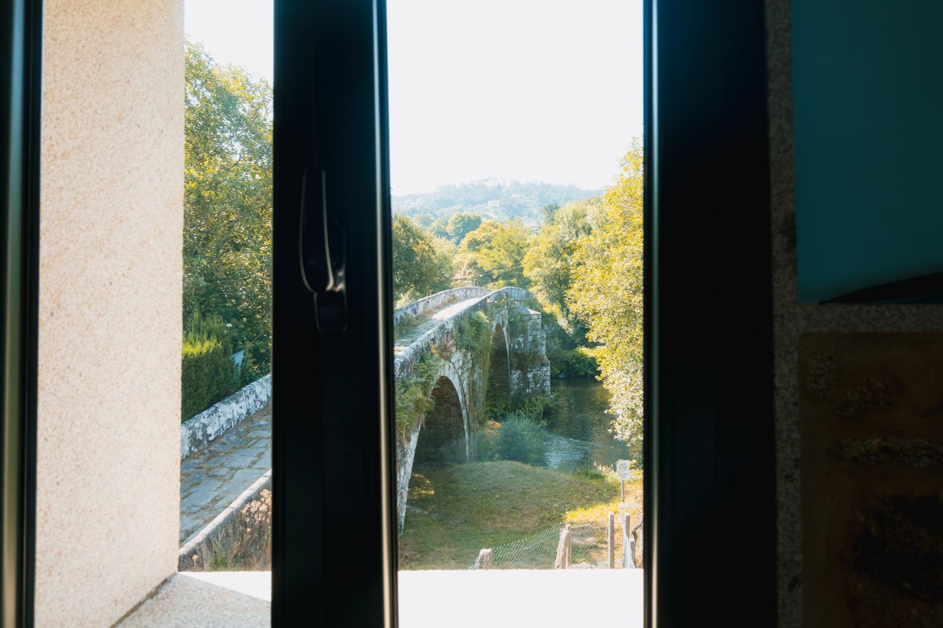 Casa de piedra reformada con jardín frente al puente romano de Cernadela (Mondariz)