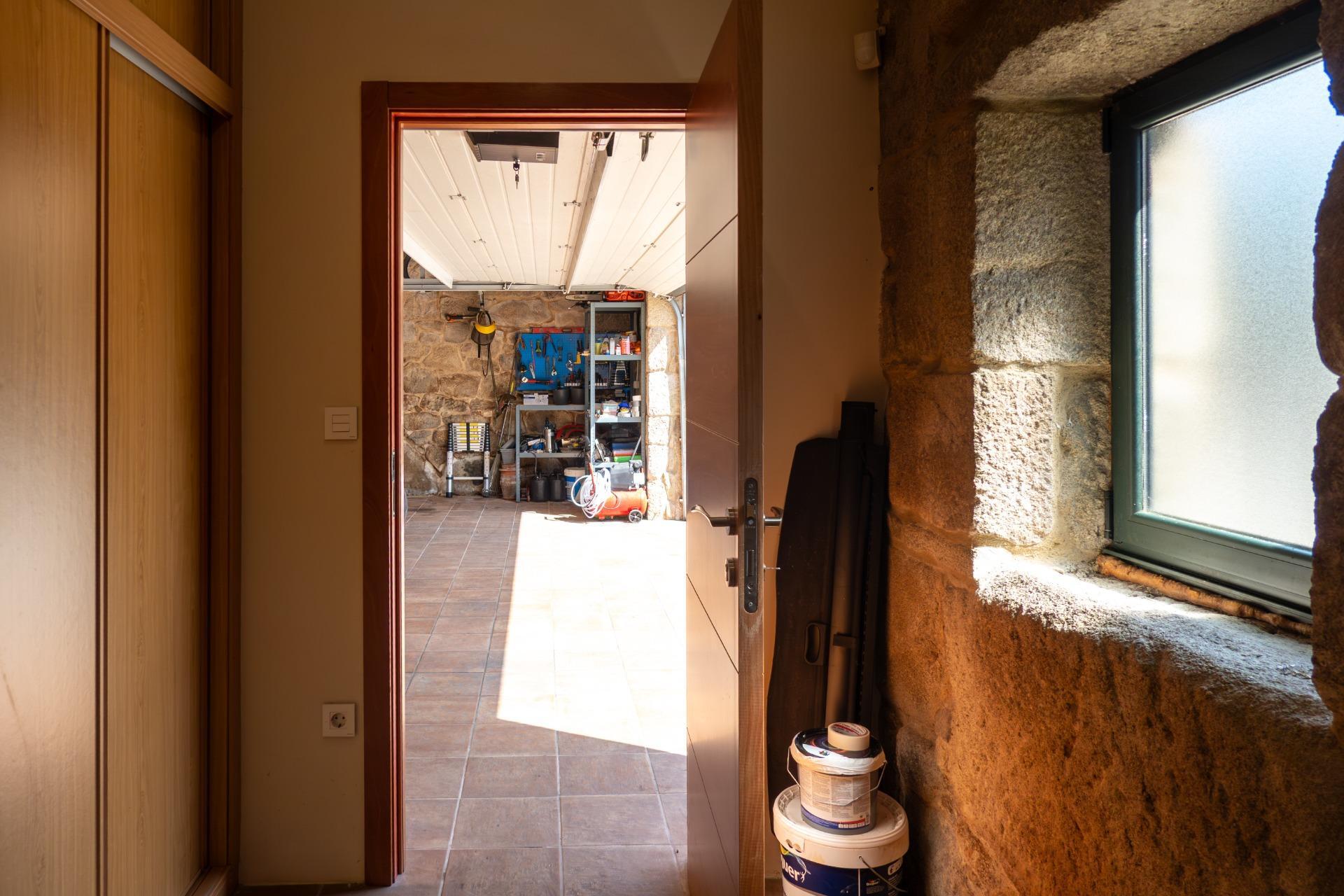 Casa de piedra reformada con jardín frente al puente romano de Cernadela (Mondariz)