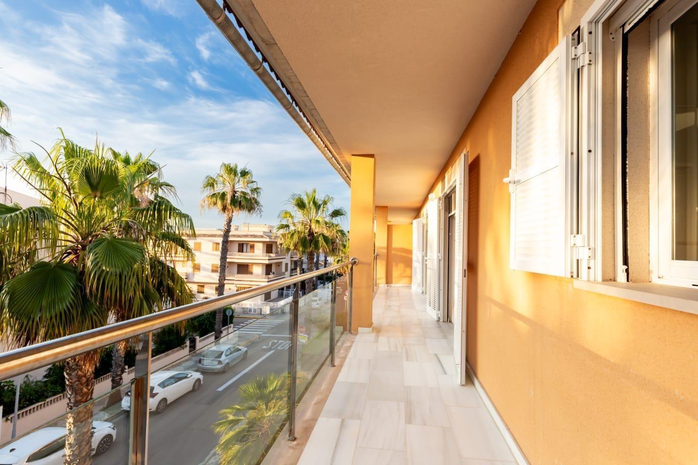 Ático reformado de 3 dorm. con licencia ETV para 6 pers a 250m de la playa