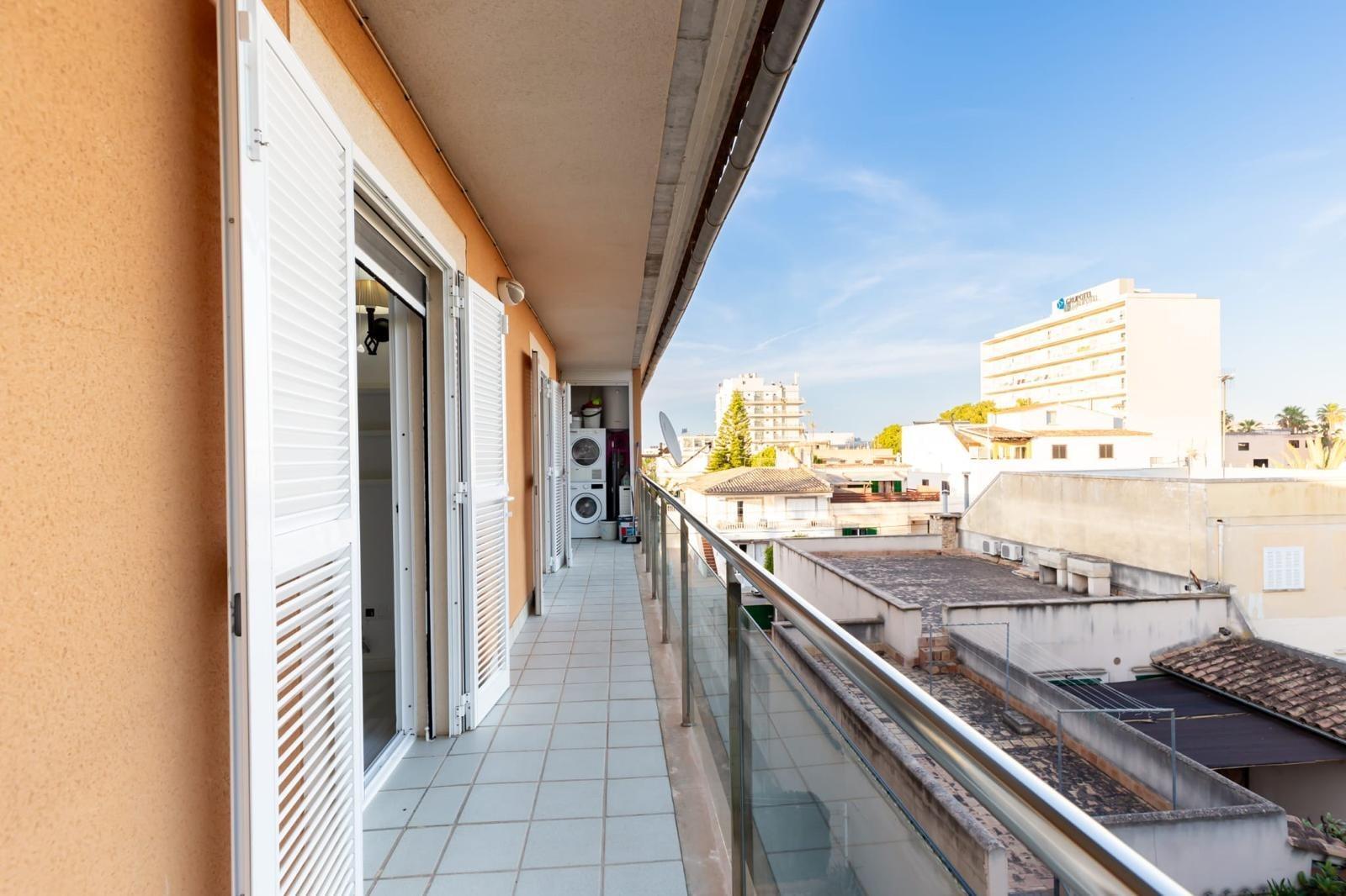 Ático reformado de 3 dorm. con licencia ETV para 6 pers a 250m de la playa