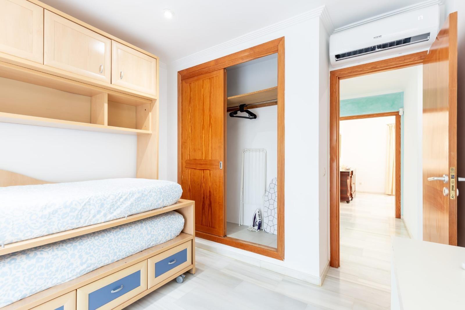 Ático reformado de 3 dorm. con licencia ETV para 6 pers a 250m de la playa