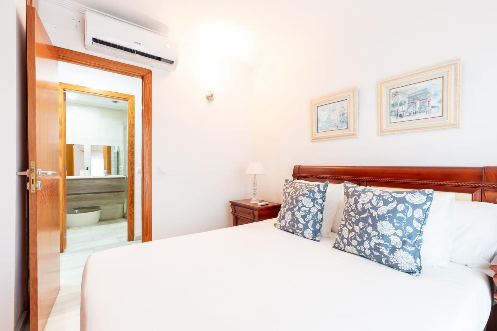 Ático reformado de 3 dorm. con licencia ETV para 6 pers a 250m de la playa