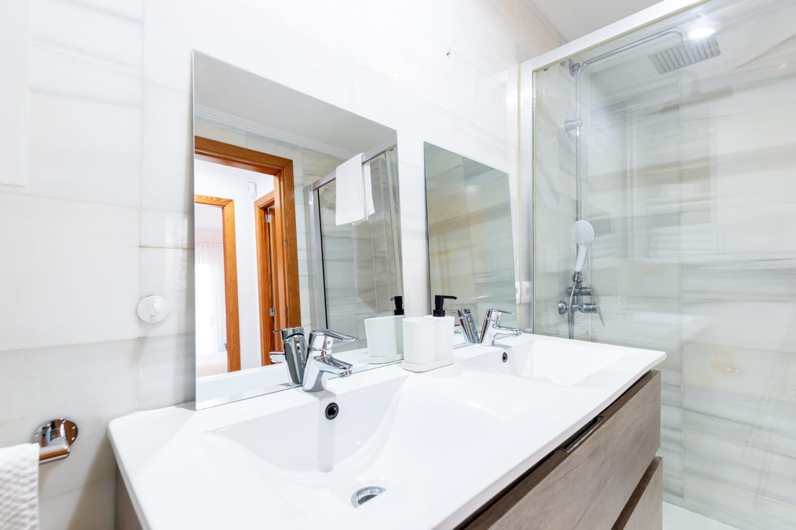 Ático reformado de 3 dorm. con licencia ETV para 6 pers a 250m de la playa